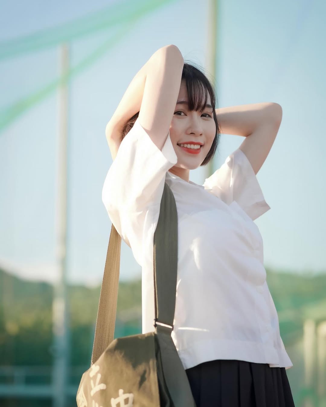 【正妹】芳岑Gina操场校服写真，情绪又带着青春的灵动！