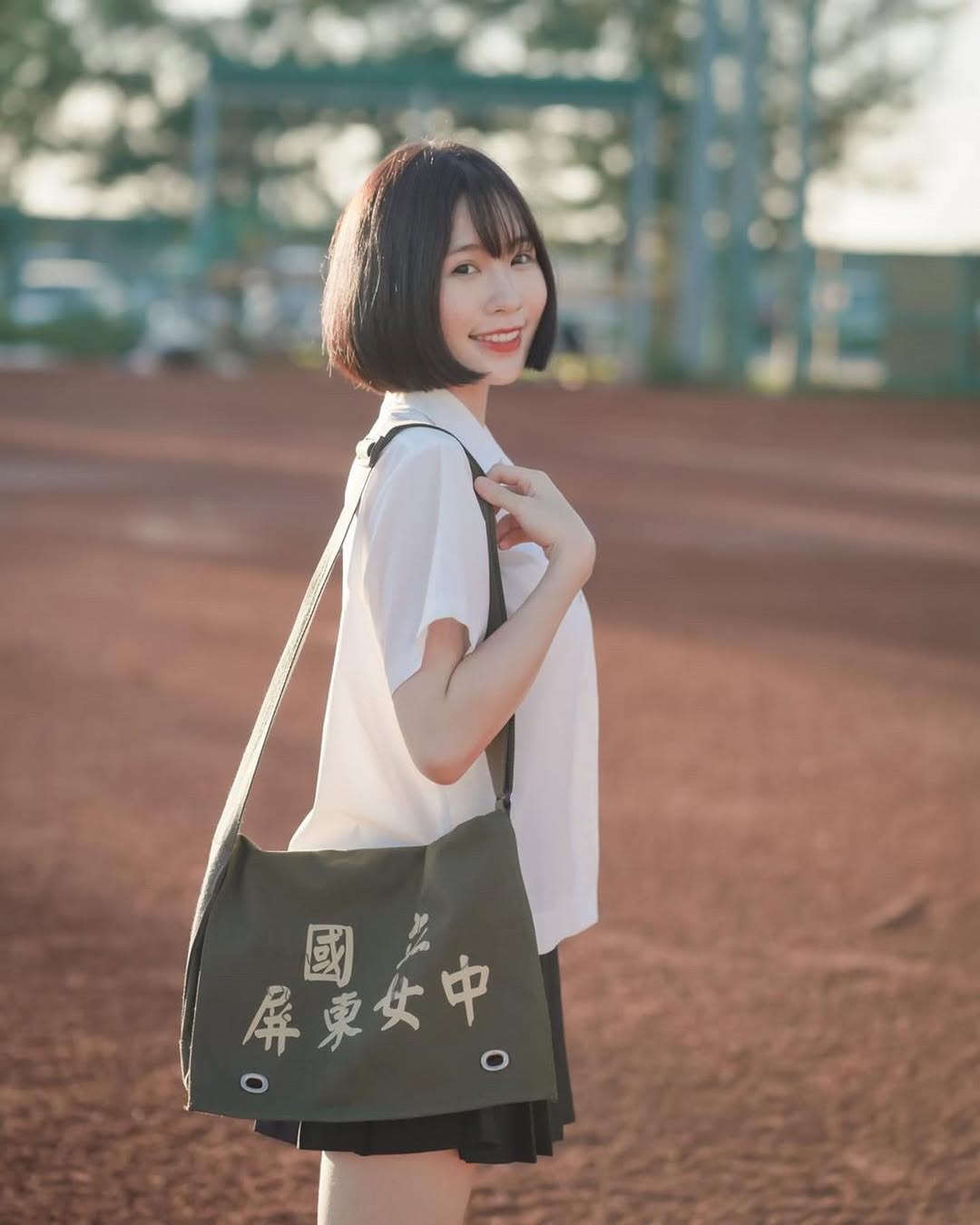 【正妹】芳岑Gina操场校服写真，情绪又带着青春的灵动！