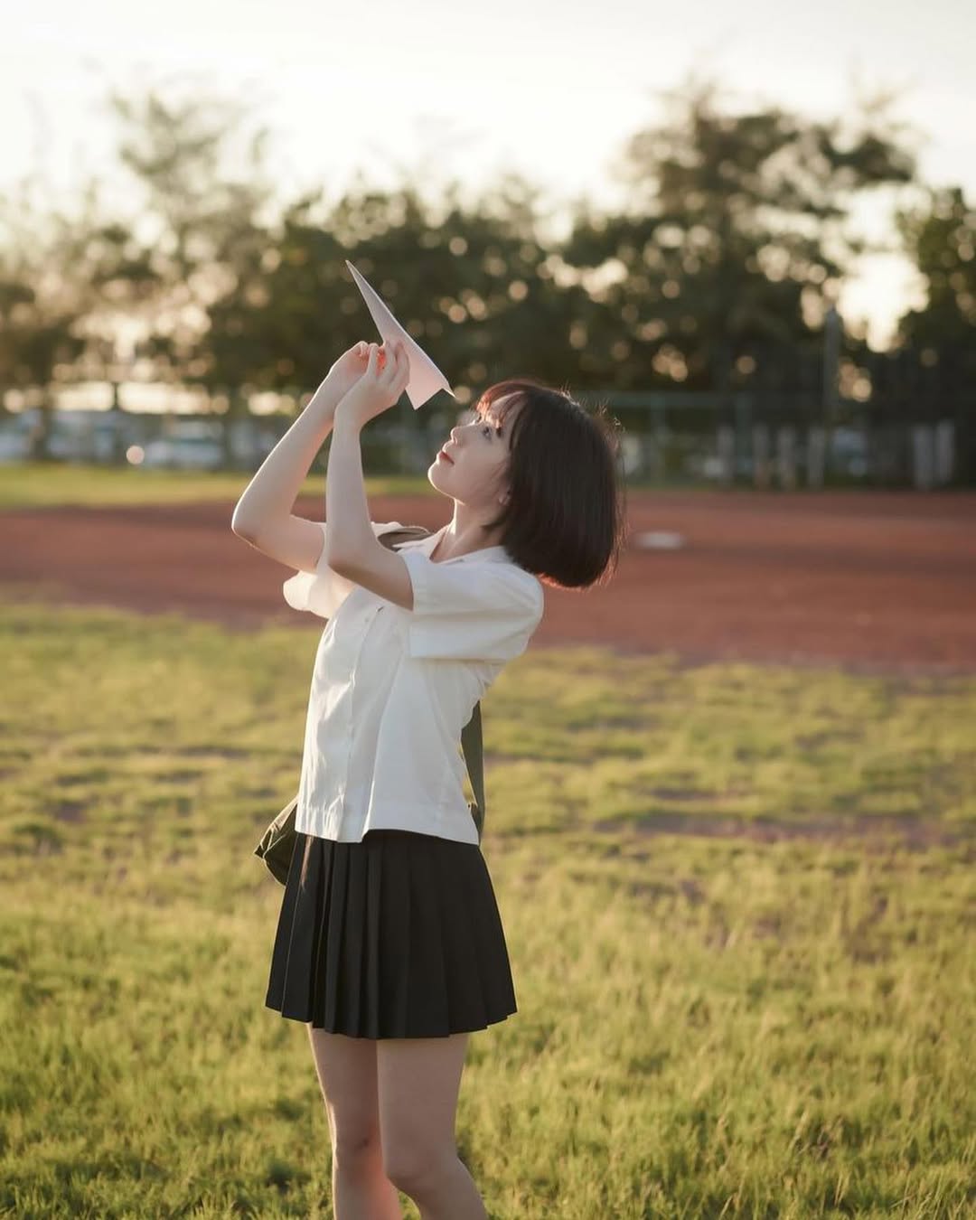 【正妹】芳岑Gina操场校服写真，情绪又带着青春的灵动！