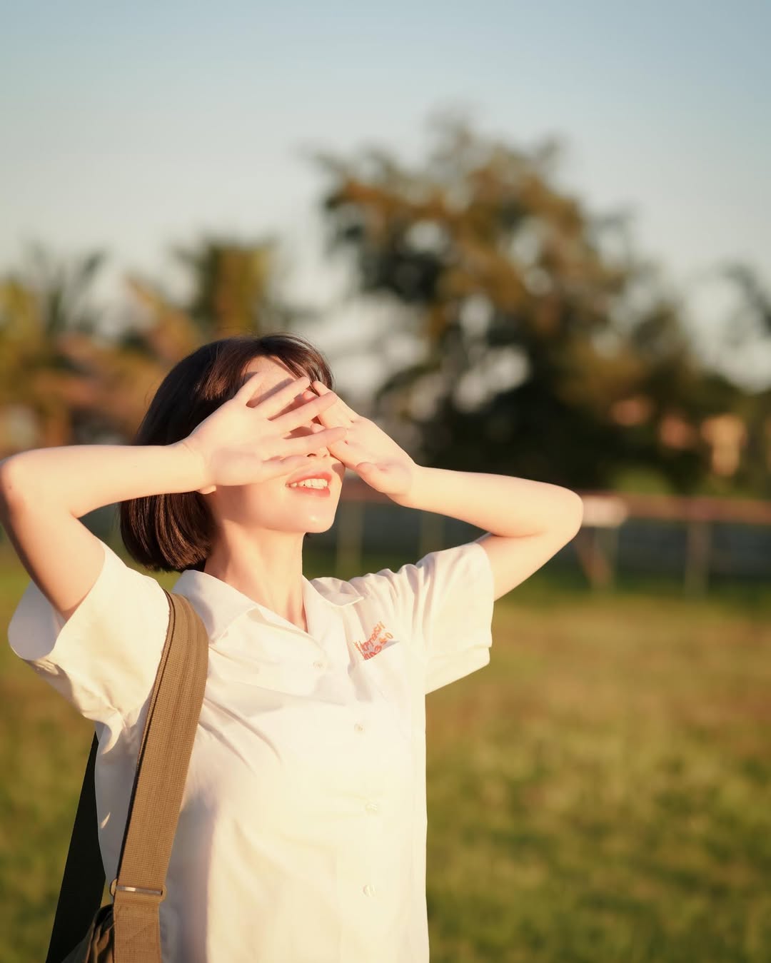 【正妹】芳岑Gina操场校服写真，情绪又带着青春的灵动！