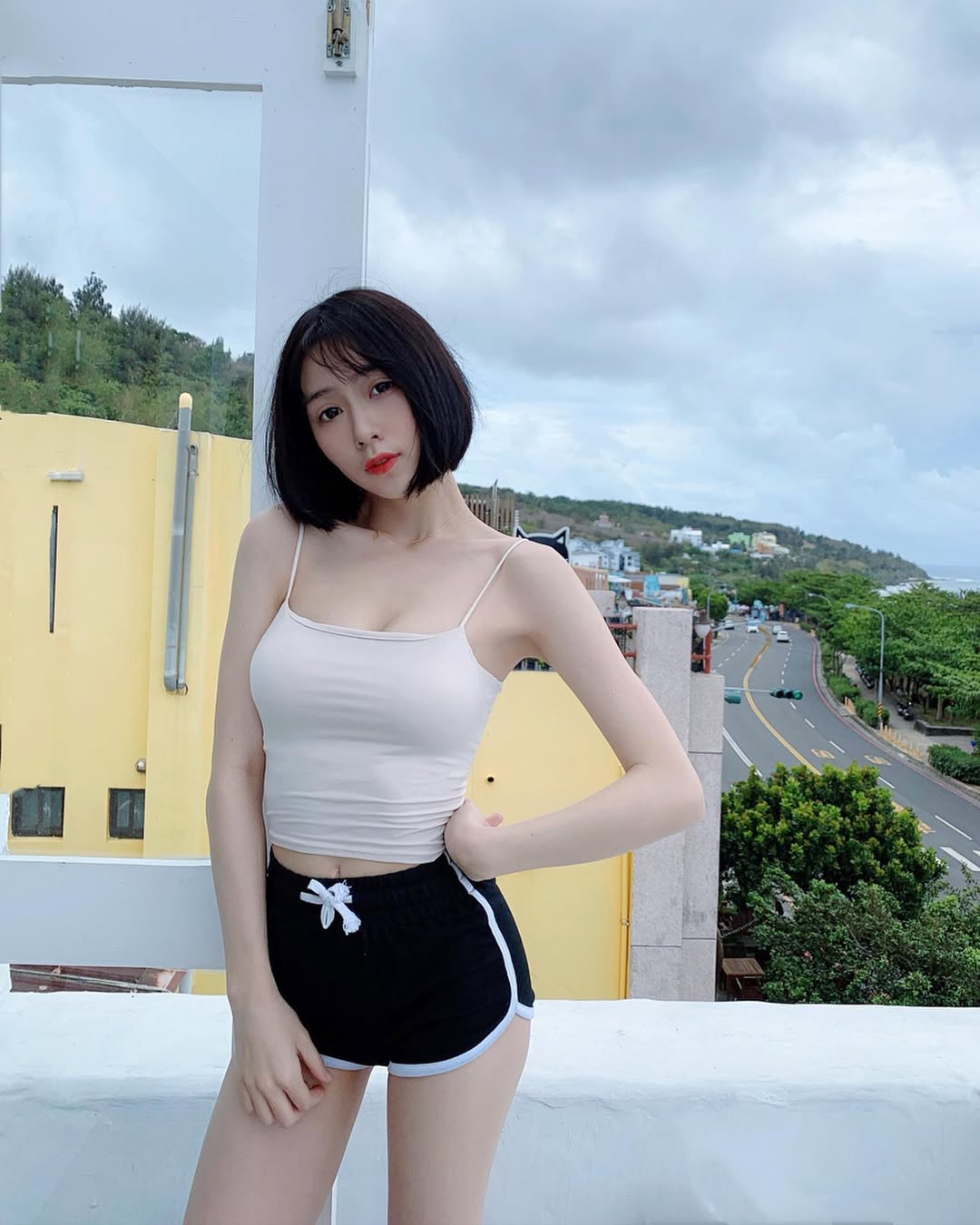 【正妹】芳岑Gina吊带穿搭美照，情感与生活气息的瞬间！