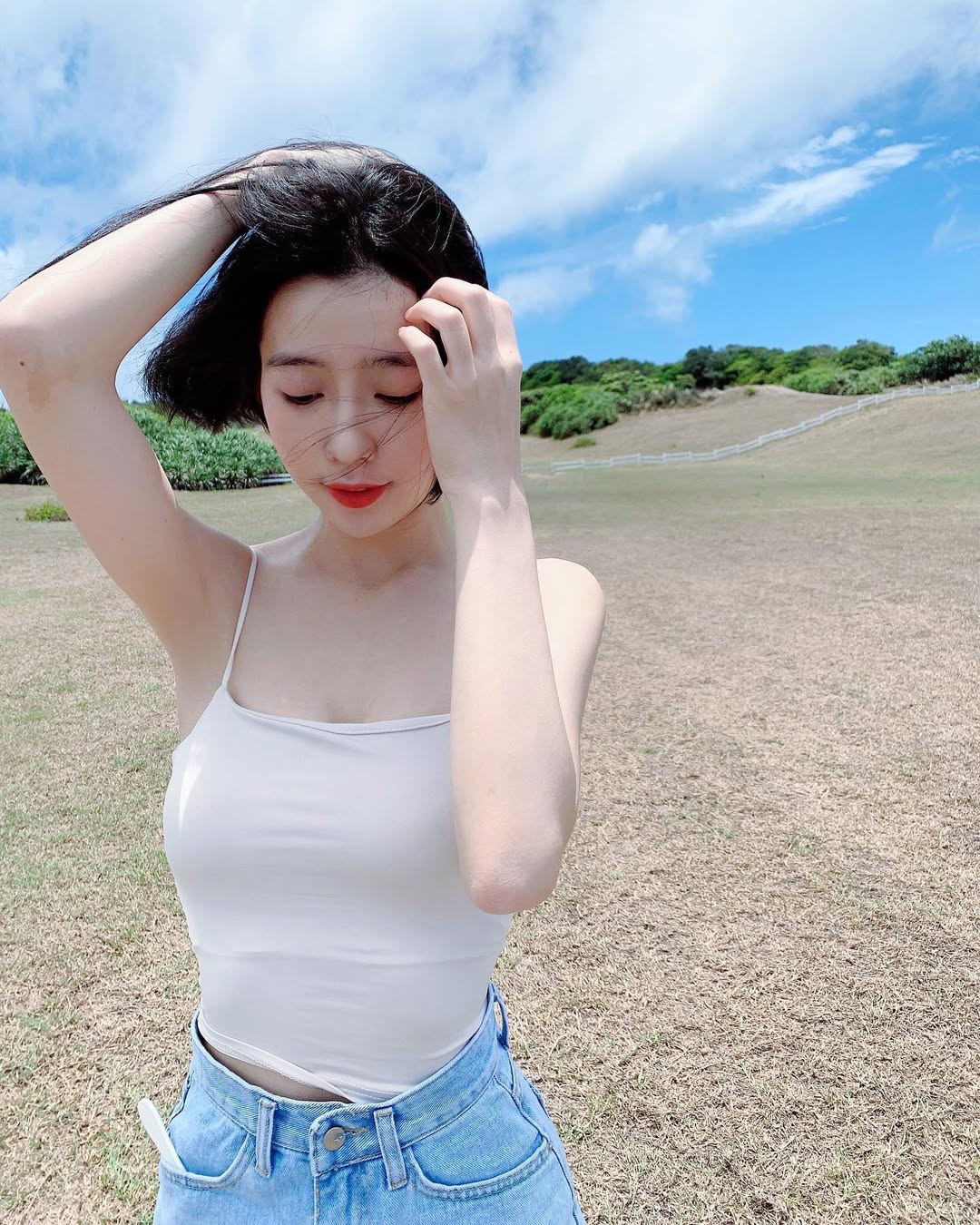 【正妹】芳岑Gina吊带穿搭美照，情感与生活气息的瞬间！