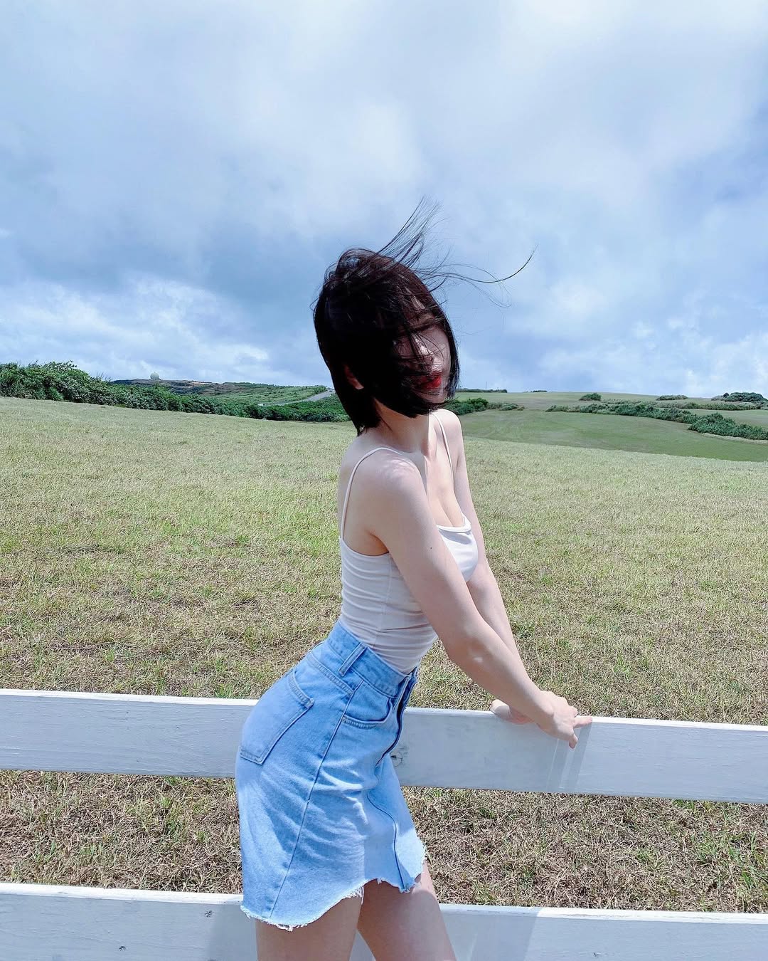 【正妹】芳岑Gina吊带穿搭美照，情感与生活气息的瞬间！