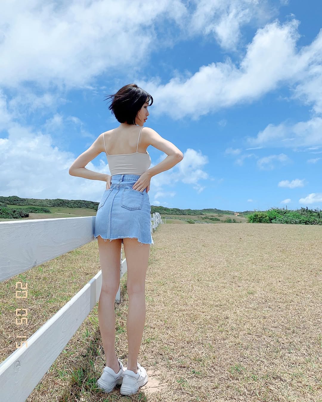 【正妹】芳岑Gina吊带穿搭美照，情感与生活气息的瞬间！