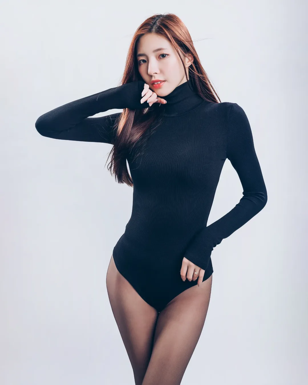 【正妹】溜溜黑丝肯豆风写真一，悄然在社交圈流转！