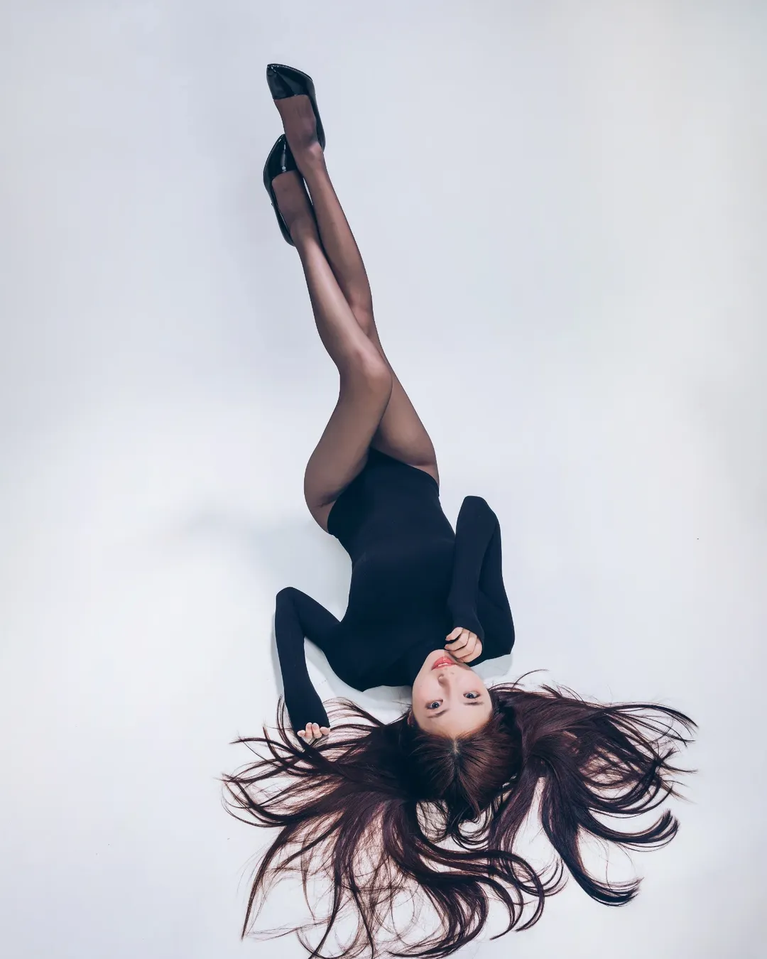 【正妹】溜溜黑丝肯豆风写真二，潮流悄然流转社交圈走红！