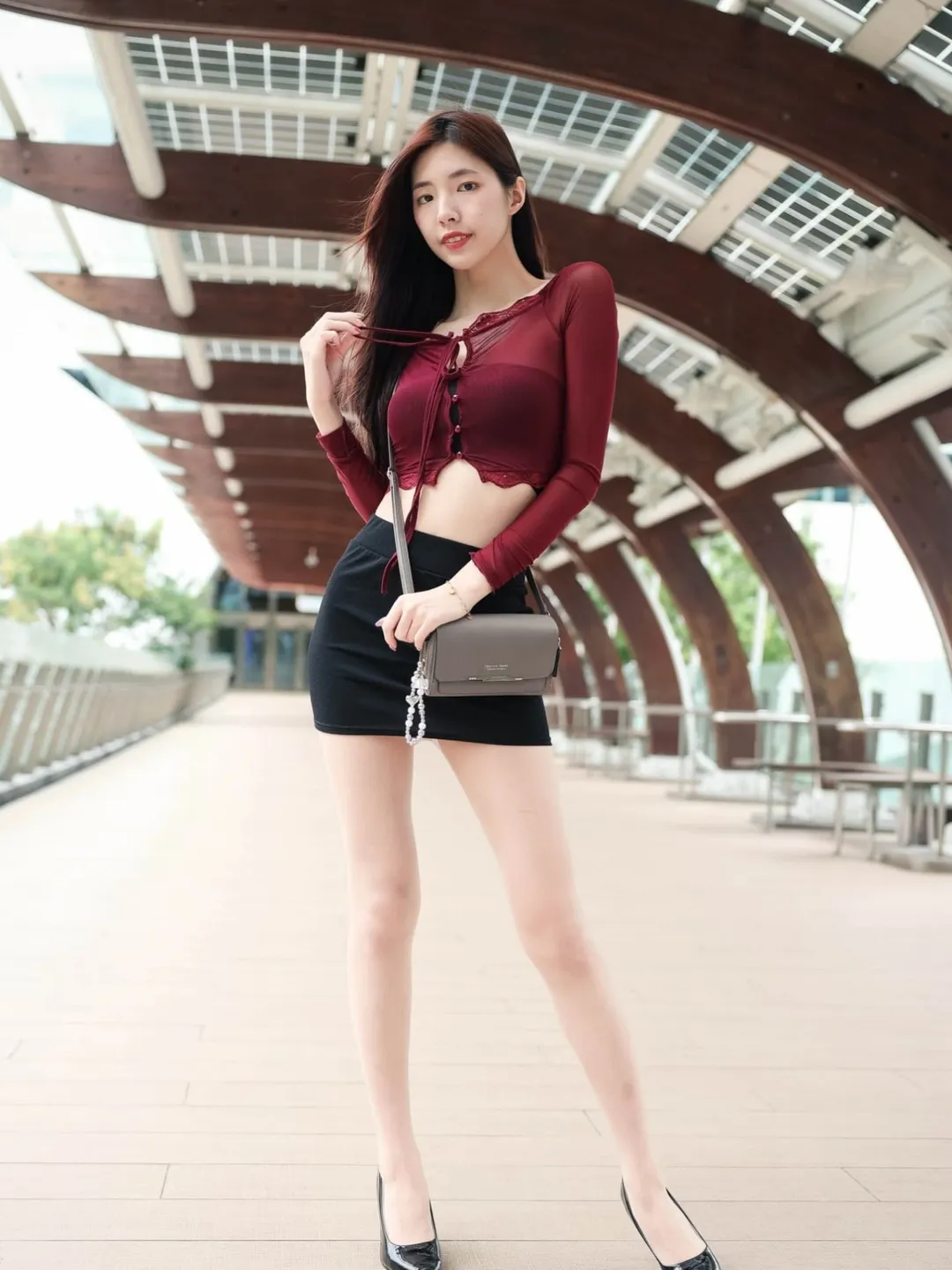 【正妹】溜溜超短裙大长腿街拍，身形线显得既挺拔又柔和！