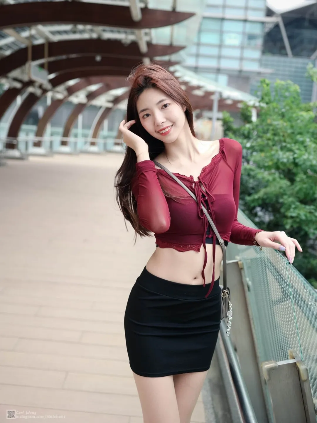 【正妹】溜溜超短裙大长腿街拍，身形线显得既挺拔又柔和！