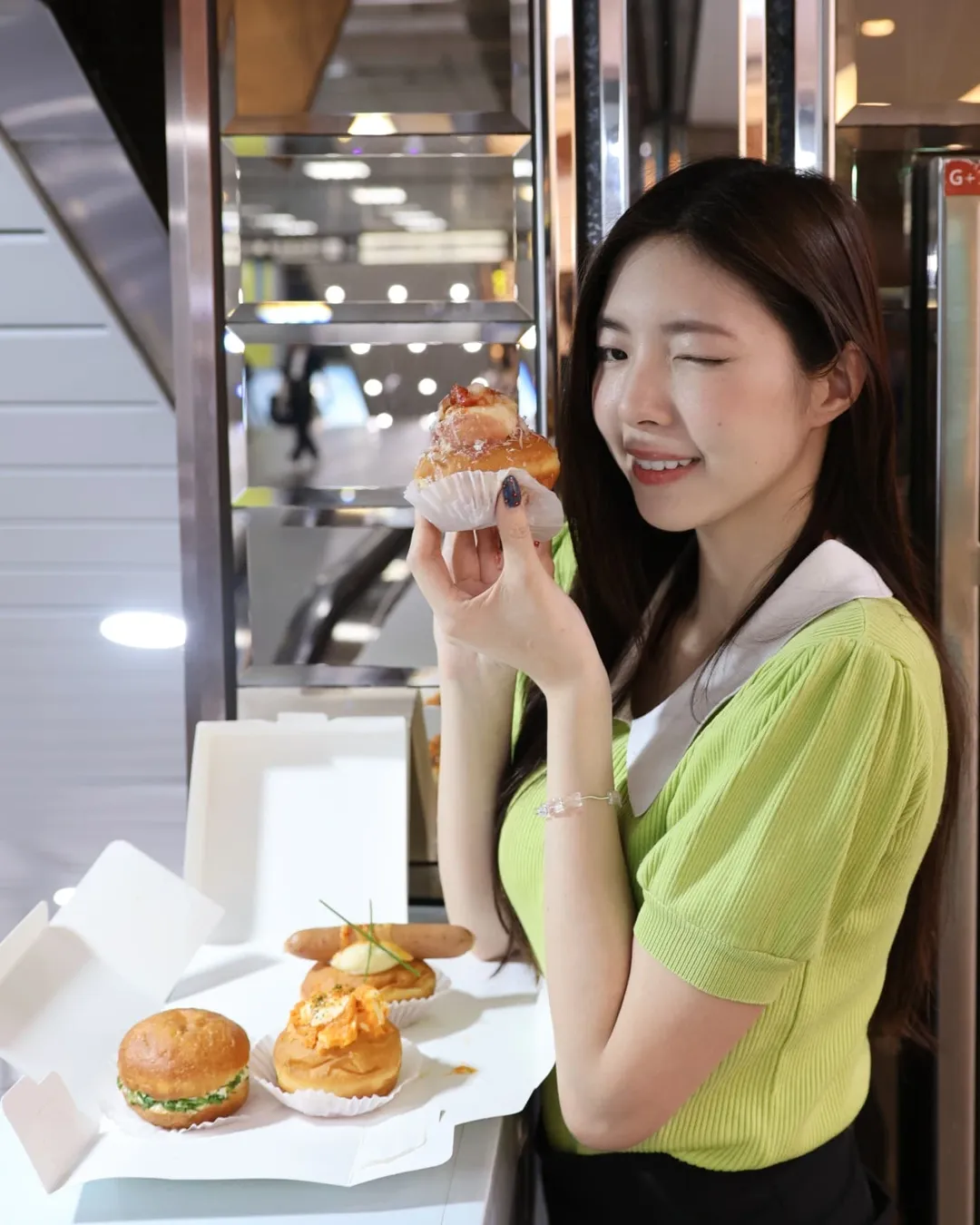 【正妹】溜溜吃甜甜圈美照，那份超甜柔和的气质！