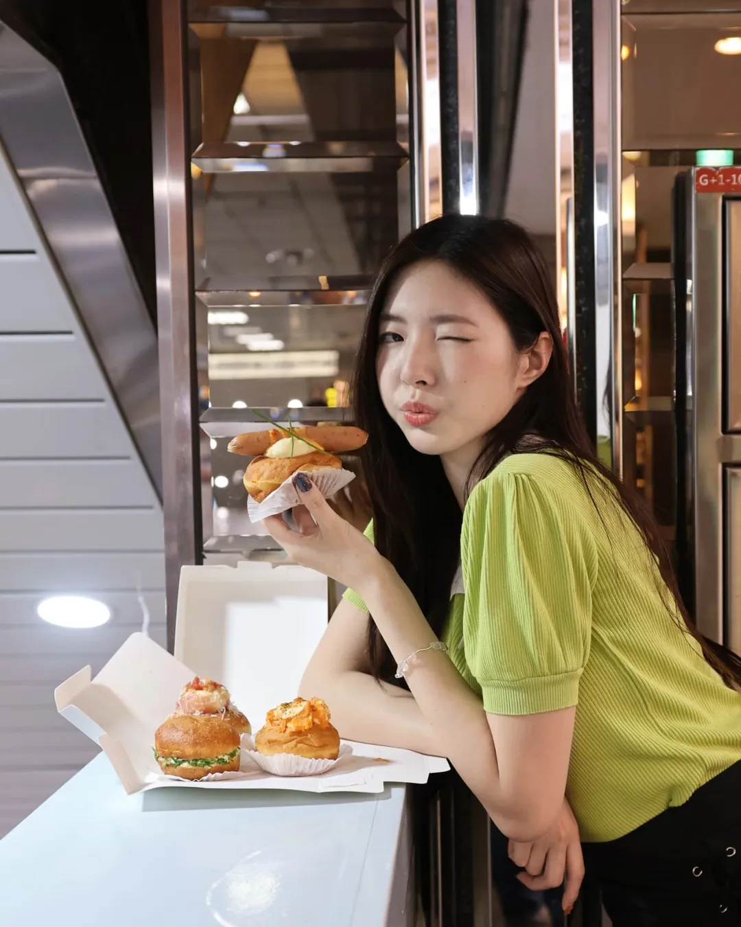 【正妹】溜溜吃甜甜圈美照，那份超甜柔和的气质！