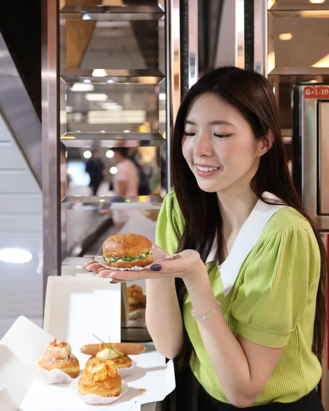 【正妹】溜溜吃甜甜圈美照，那份超甜柔和的气质！