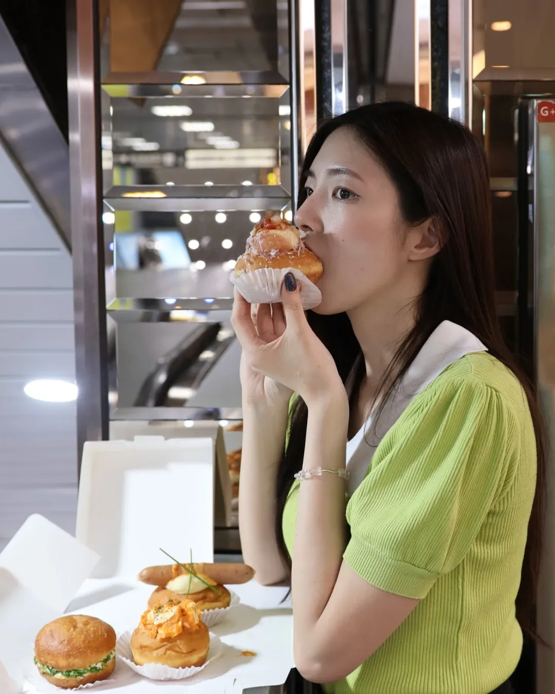 【正妹】溜溜吃甜甜圈美照，那份超甜柔和的气质！