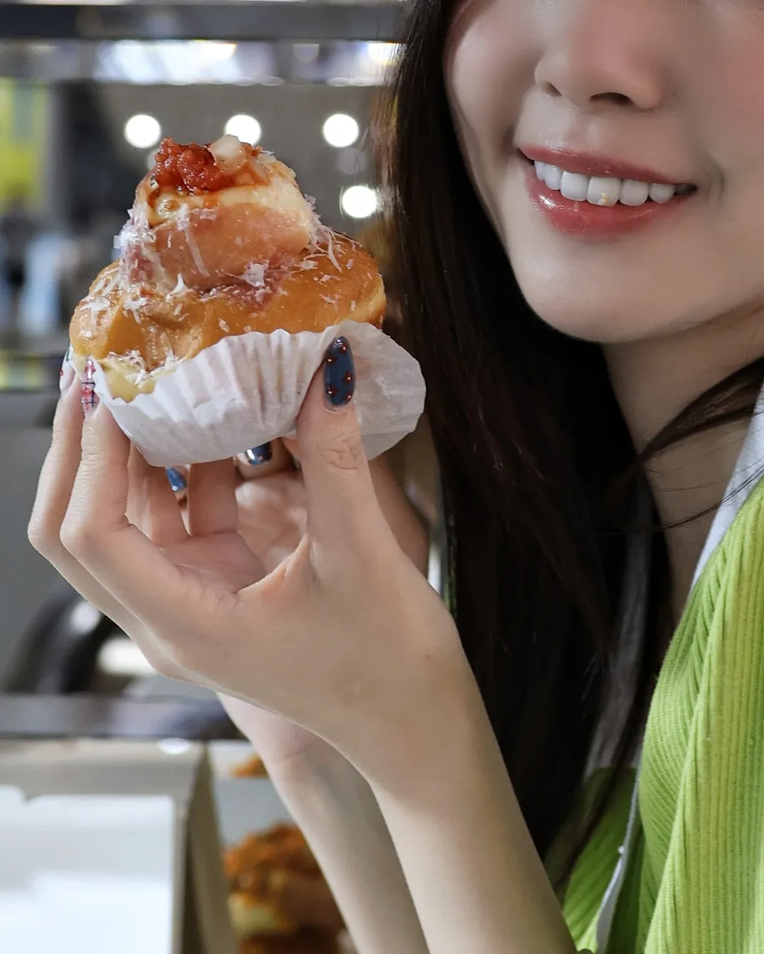 【正妹】溜溜吃甜甜圈美照，那份超甜柔和的气质！