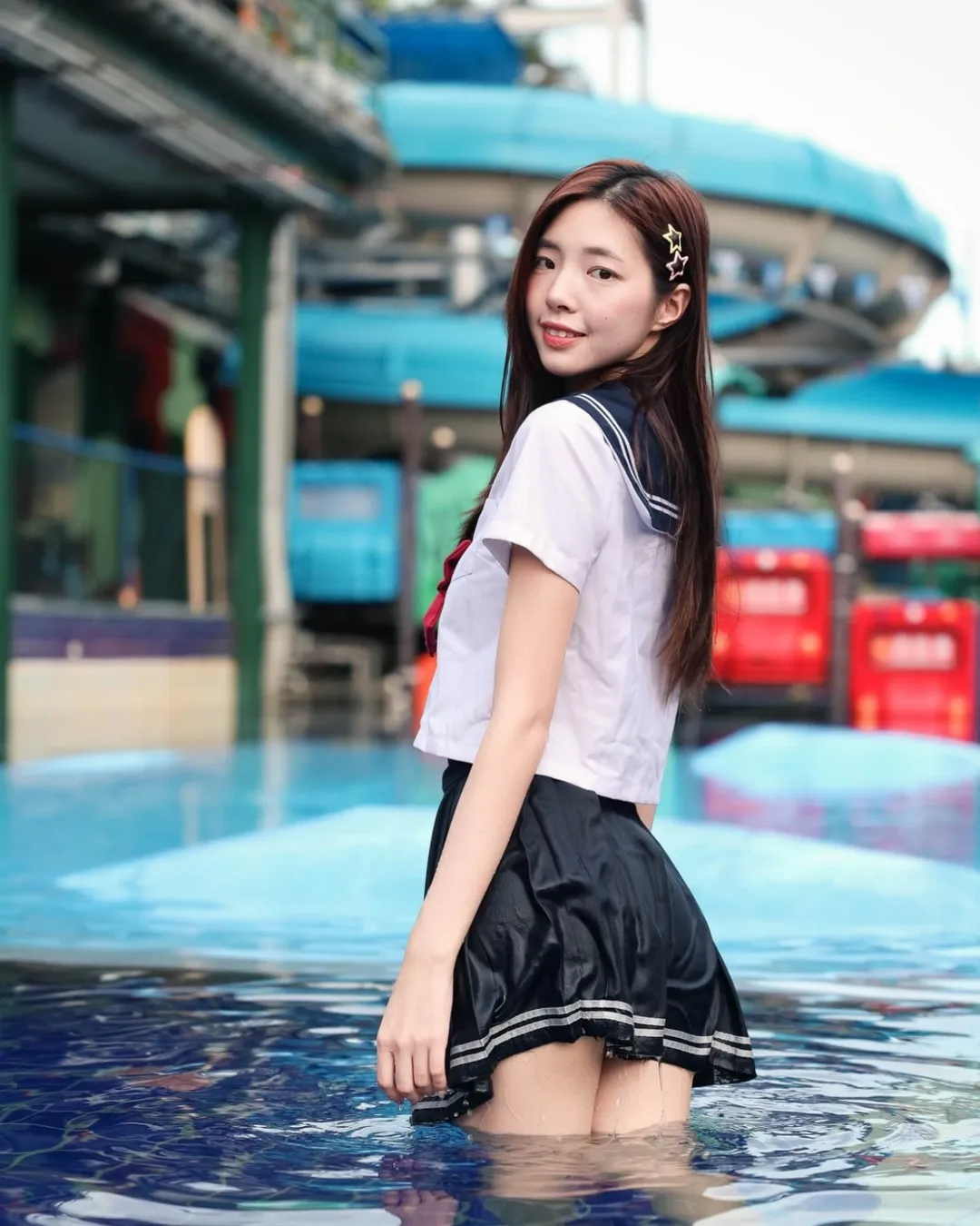 【正妹】溜溜JK制服水上乐园戏水，属于自己的夏日记忆！