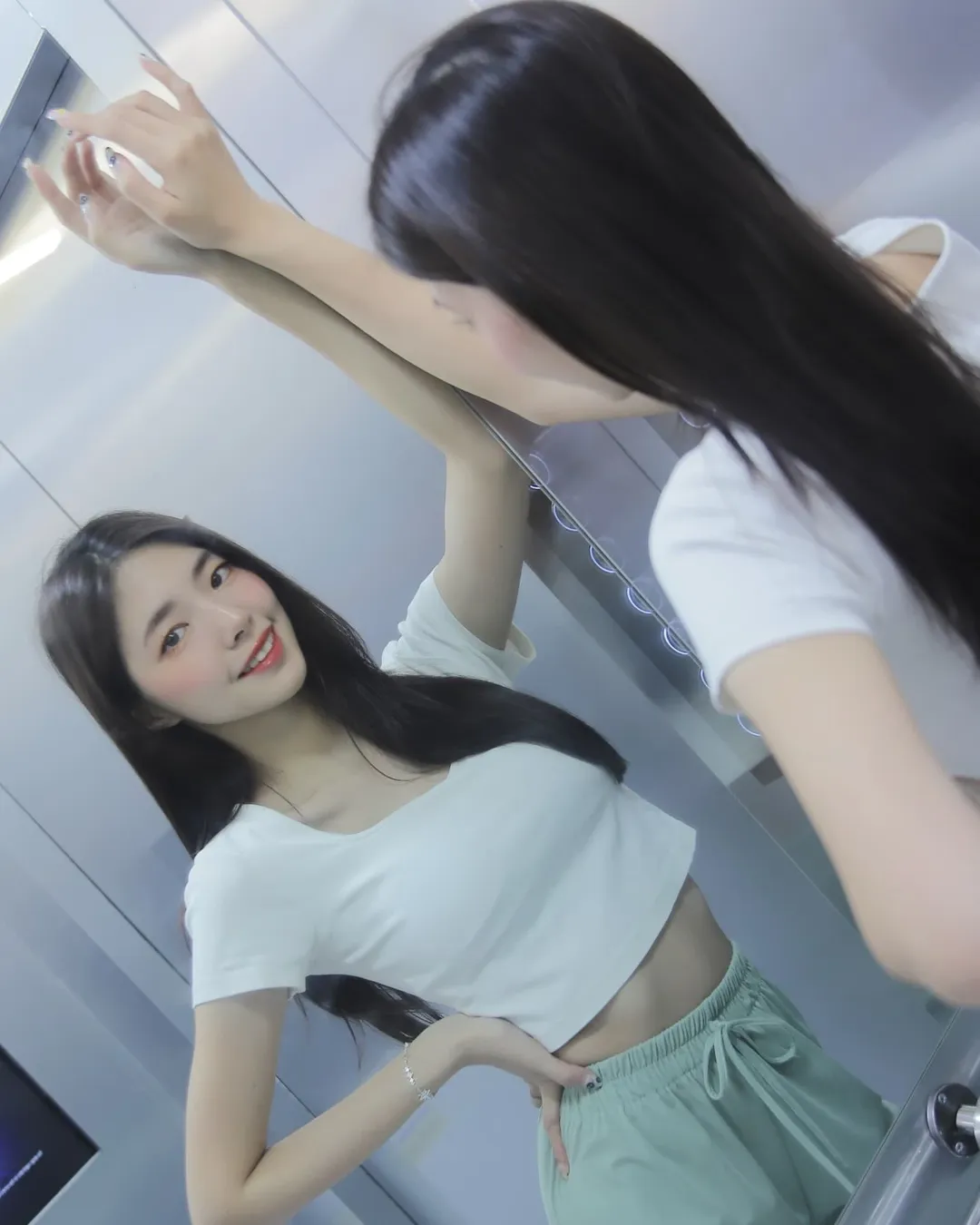 【正妹】溜溜地铁休闲装美照，听到青春在跳动的声音！