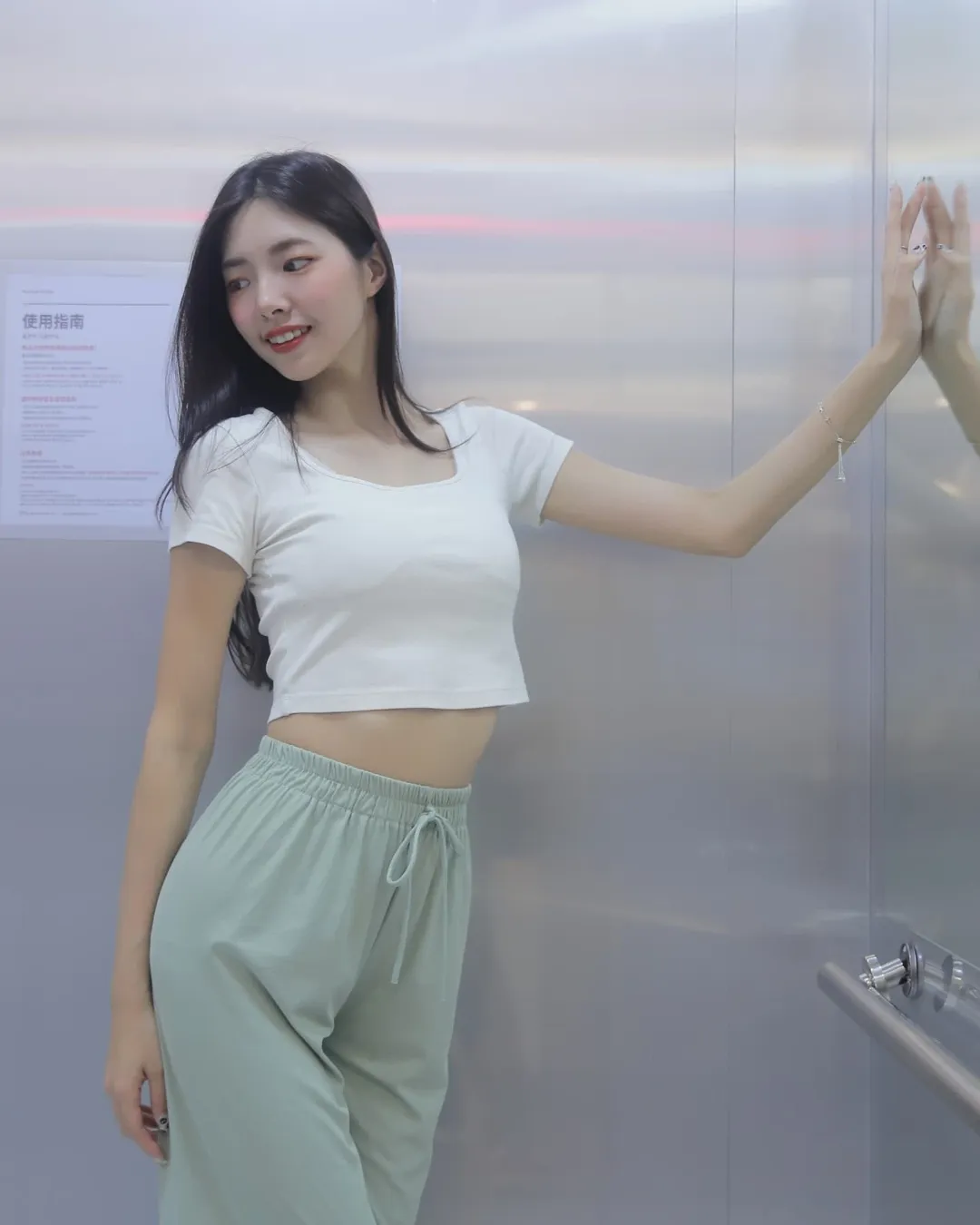 【正妹】溜溜地铁休闲装美照，听到青春在跳动的声音！