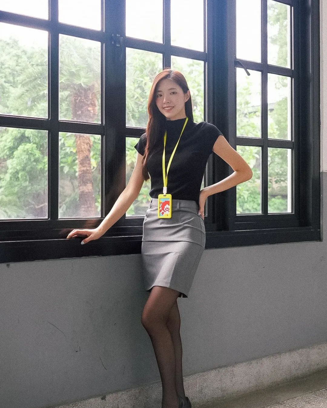 【正妹】溜溜办公室OL制服秘书写真，职场与美学的交织！