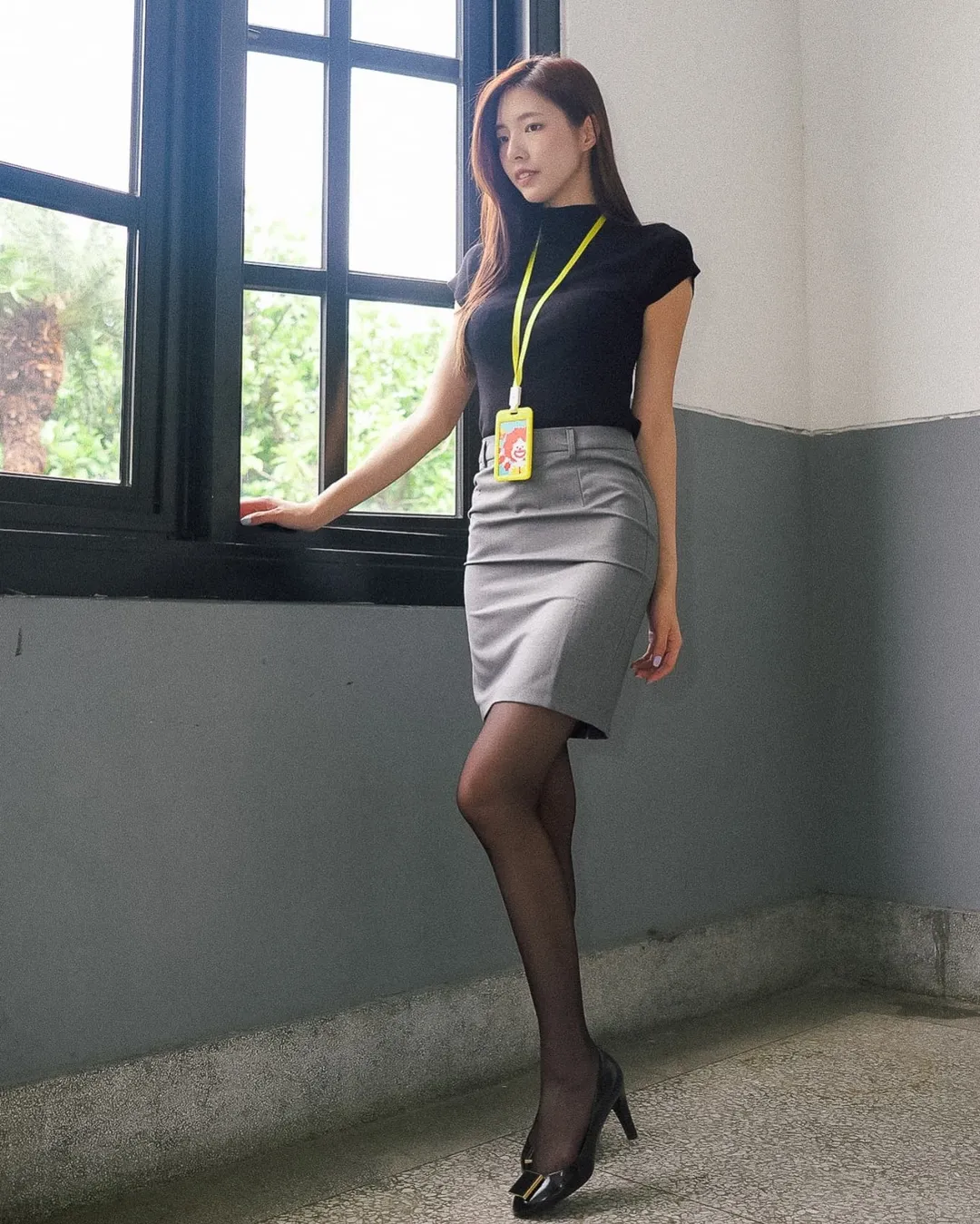 【正妹】溜溜办公室OL制服秘书写真，职场与美学的交织！