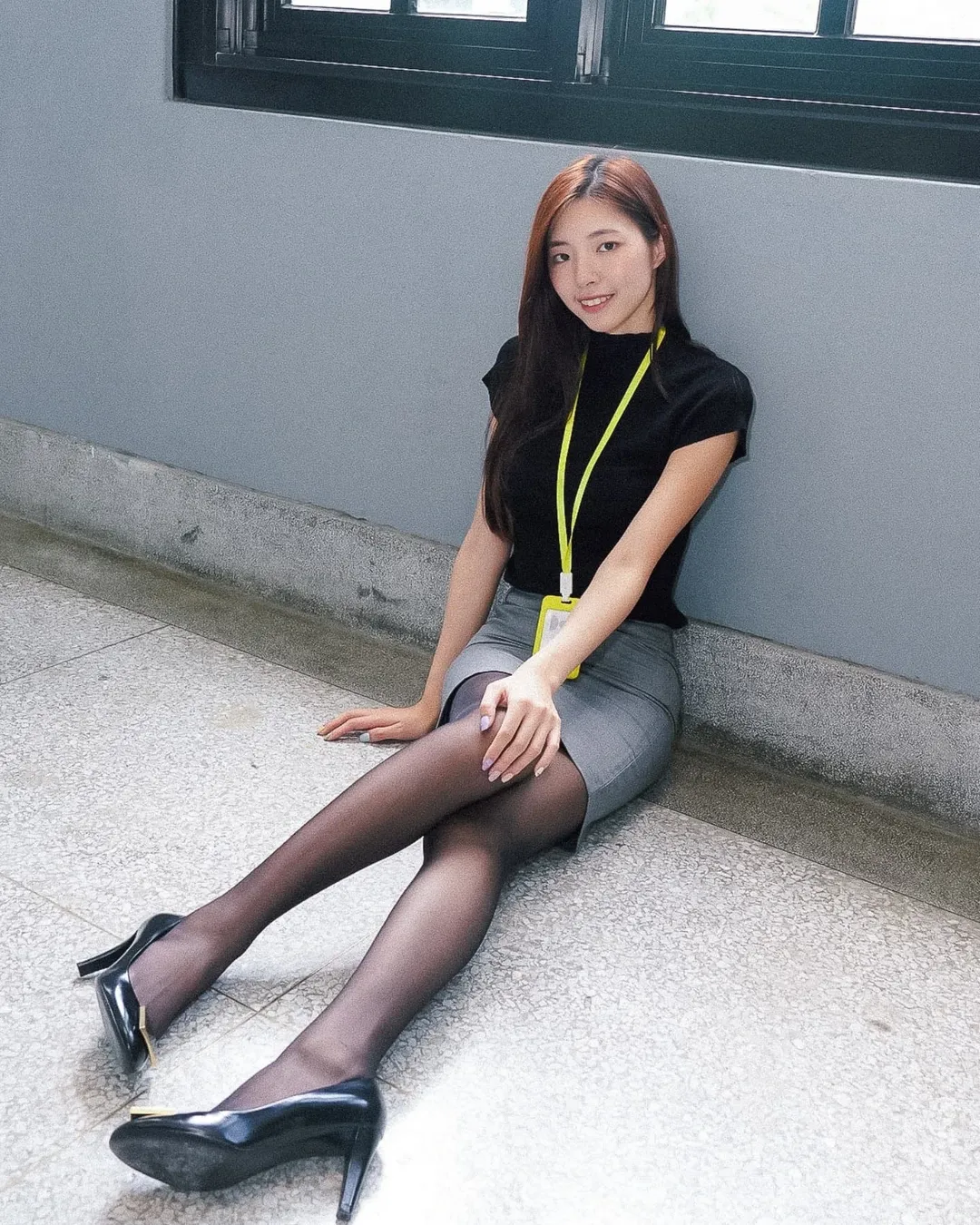 【正妹】溜溜办公室OL制服秘书写真，职场与美学的交织！