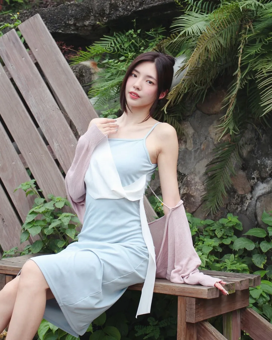 【正妹】溜溜吊带裙乡间街道美照，缓缓进了粉丝的视线！