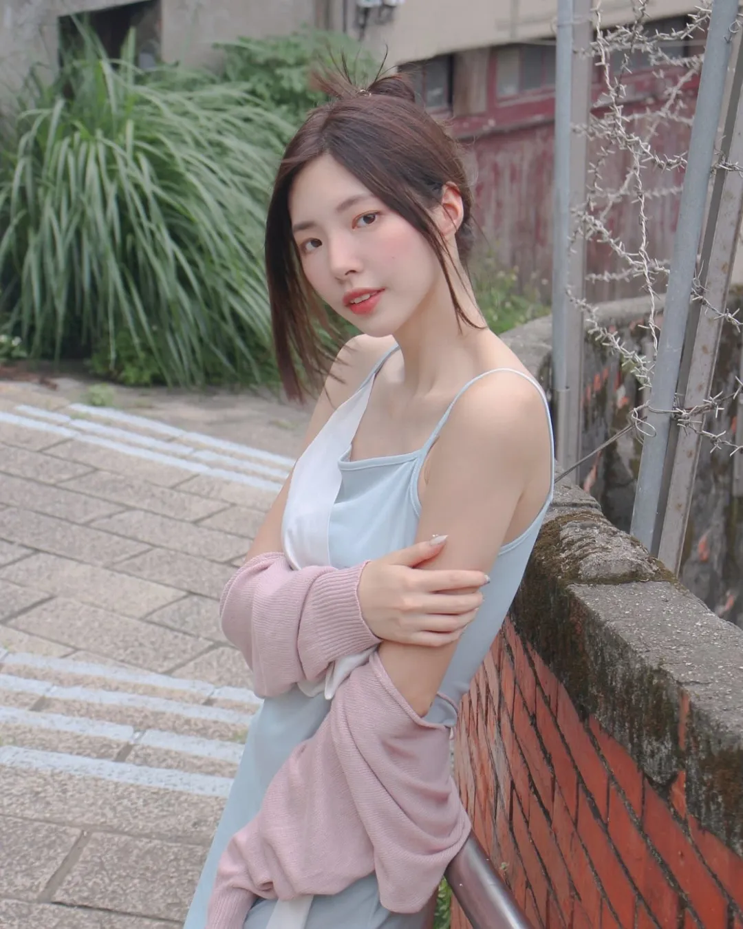 【正妹】溜溜吊带裙乡间街道美照，缓缓进了粉丝的视线！