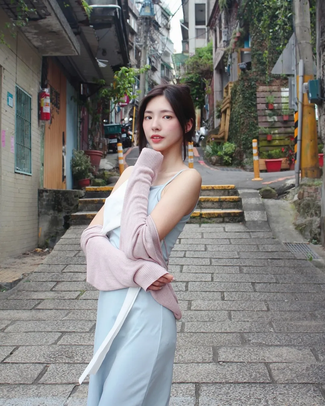 【正妹】溜溜吊带裙乡间街道美照，缓缓进了粉丝的视线！