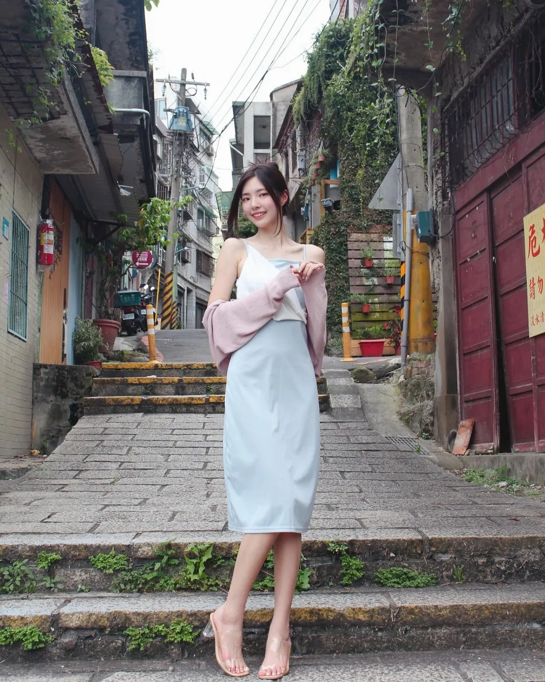 【正妹】溜溜吊带裙乡间街道美照，缓缓进了粉丝的视线！