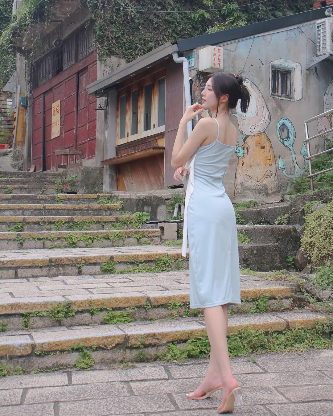 【正妹】溜溜吊带裙乡间街道美照，缓缓进了粉丝的视线！