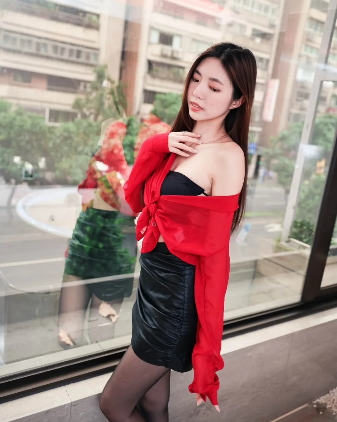 【正妹】溜溜黑丝配红高跟鞋私房照，温暖又自信的视觉呈现！