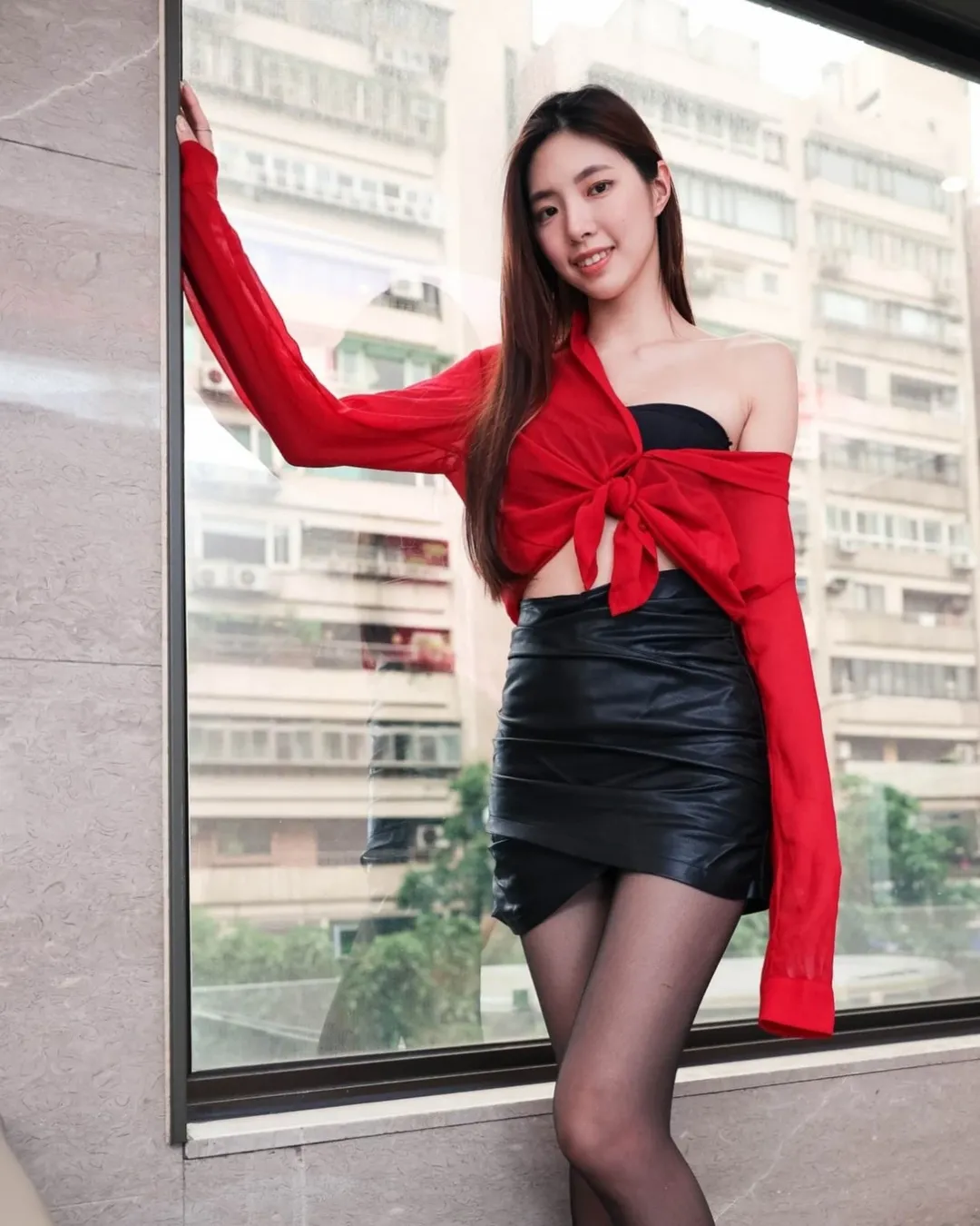 【正妹】溜溜黑丝配红高跟鞋私房照，温暖又自信的视觉呈现！