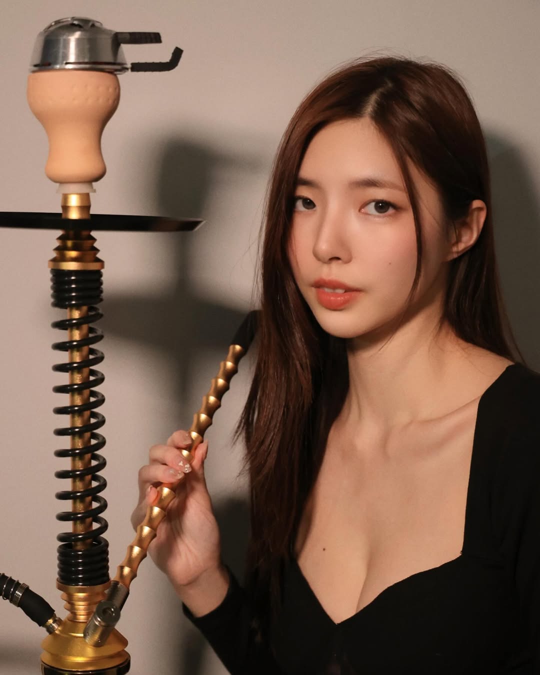 【正妹】溜溜与阿拉伯水烟美照，超越单纯的美感展示！