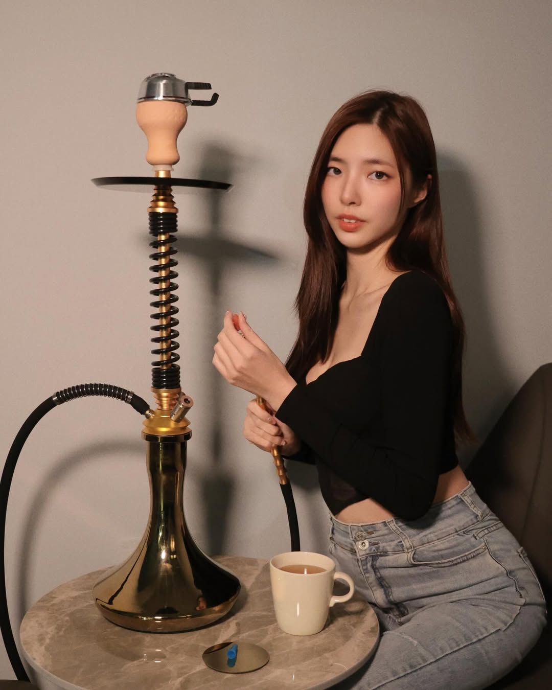 【正妹】溜溜与阿拉伯水烟美照,超越单纯的美感展示!