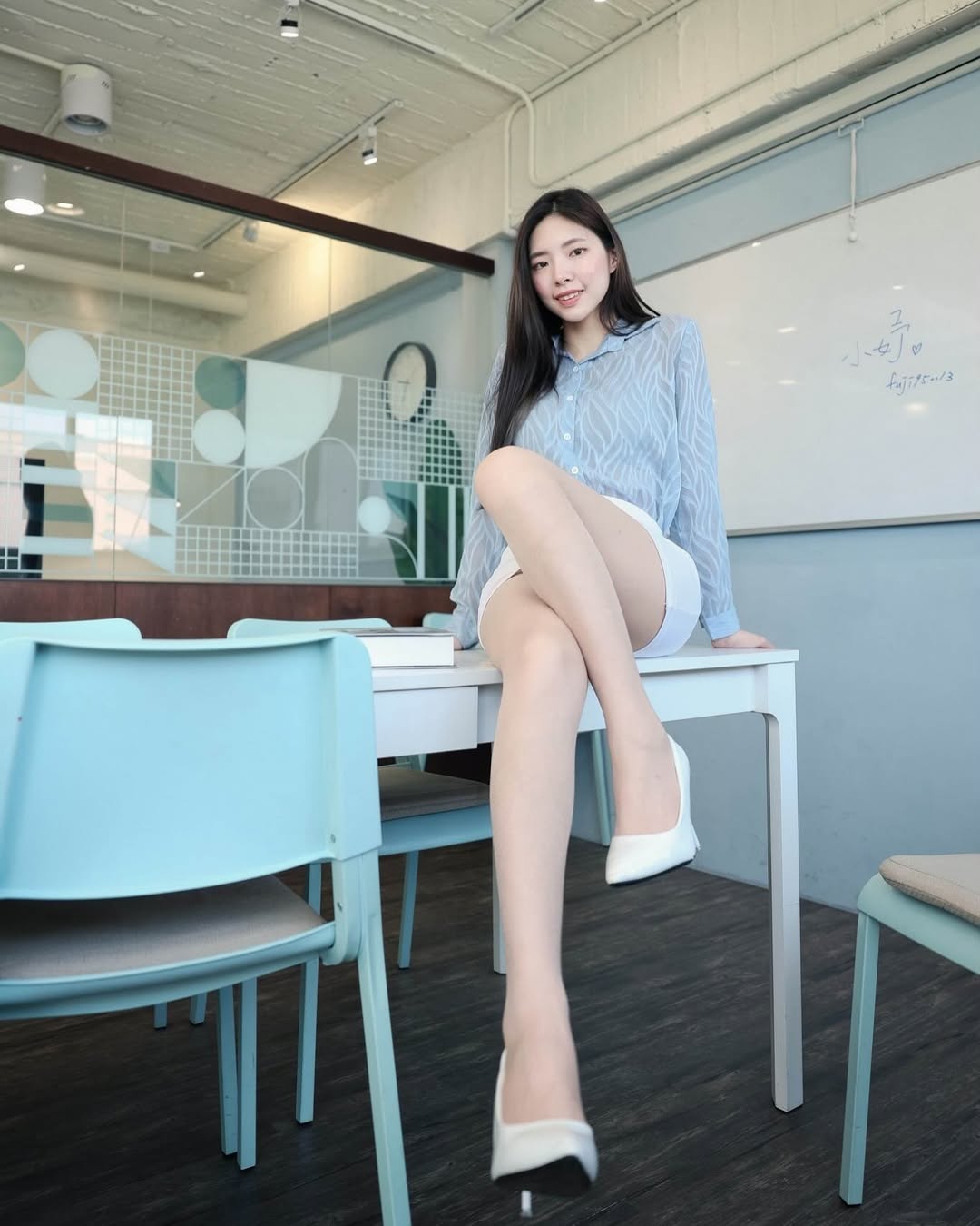 【正妹】溜溜小秘书超美写真，性感令人心动的美好！