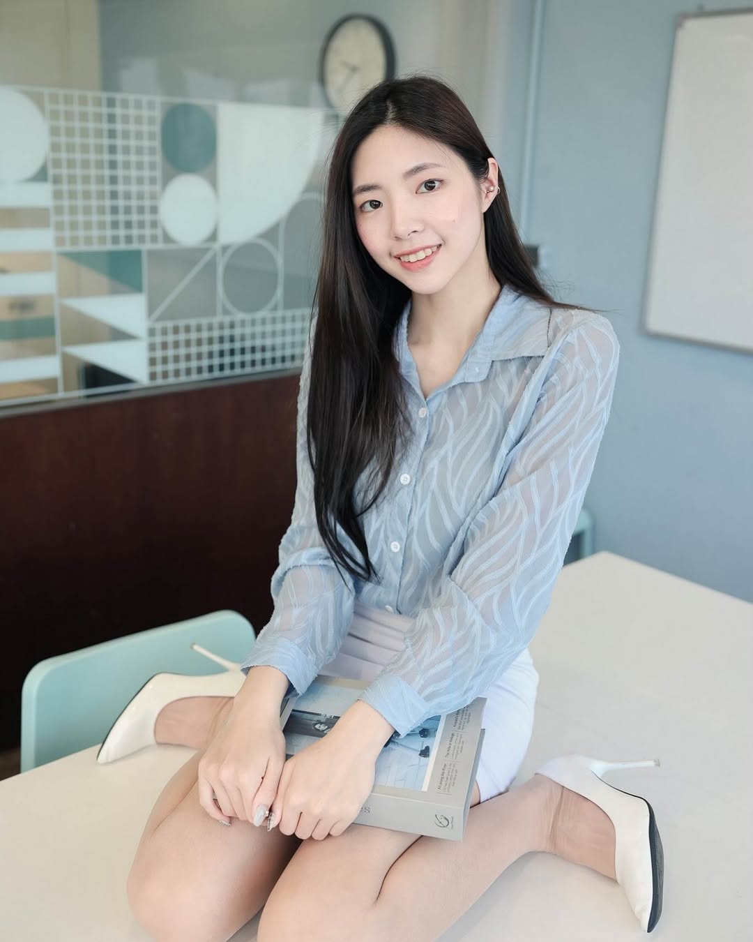 【正妹】溜溜小秘书超美写真，性感令人心动的美好！