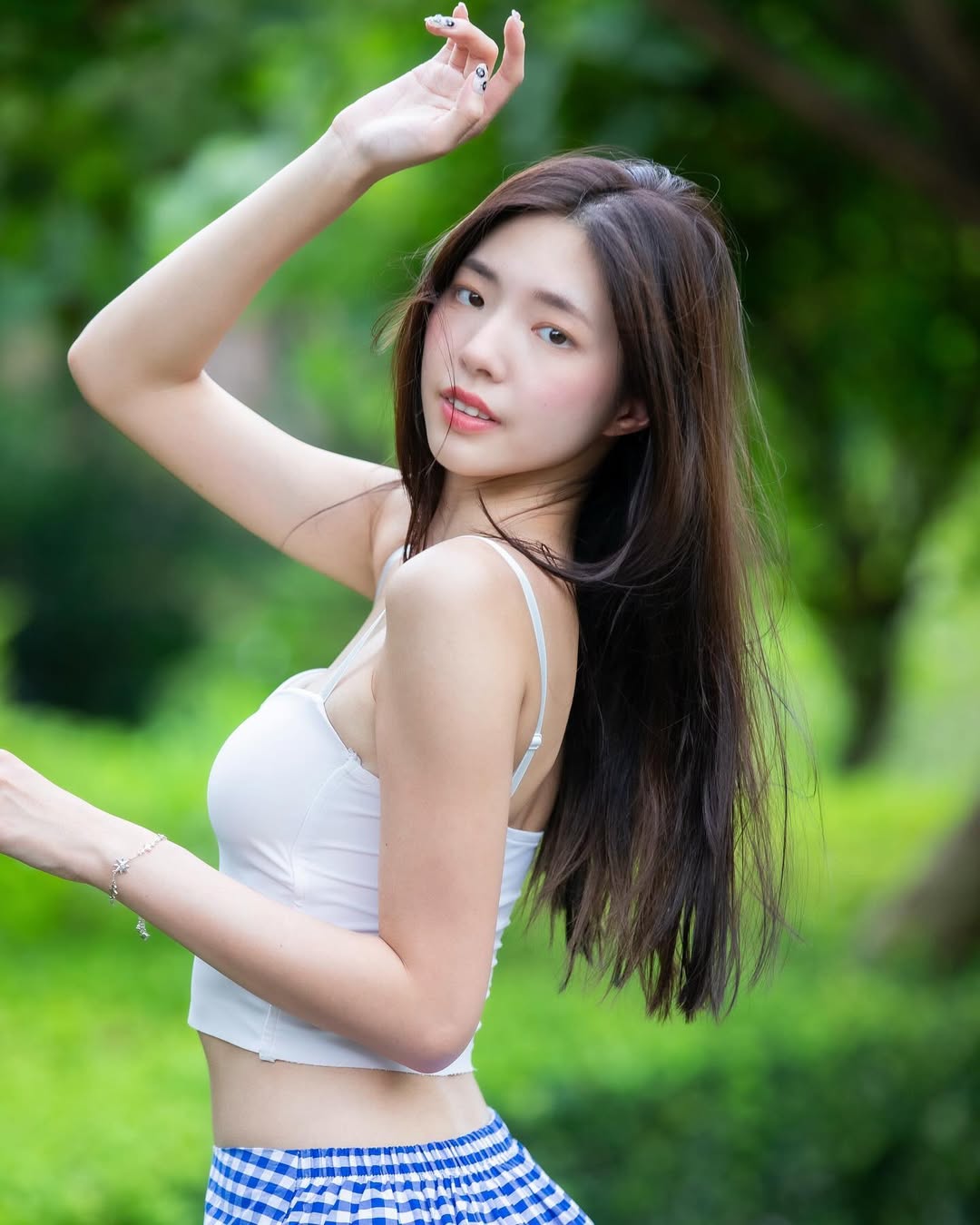 【正妹】溜溜吊带配格子裙美照赏析，光下的俏皮甜美！