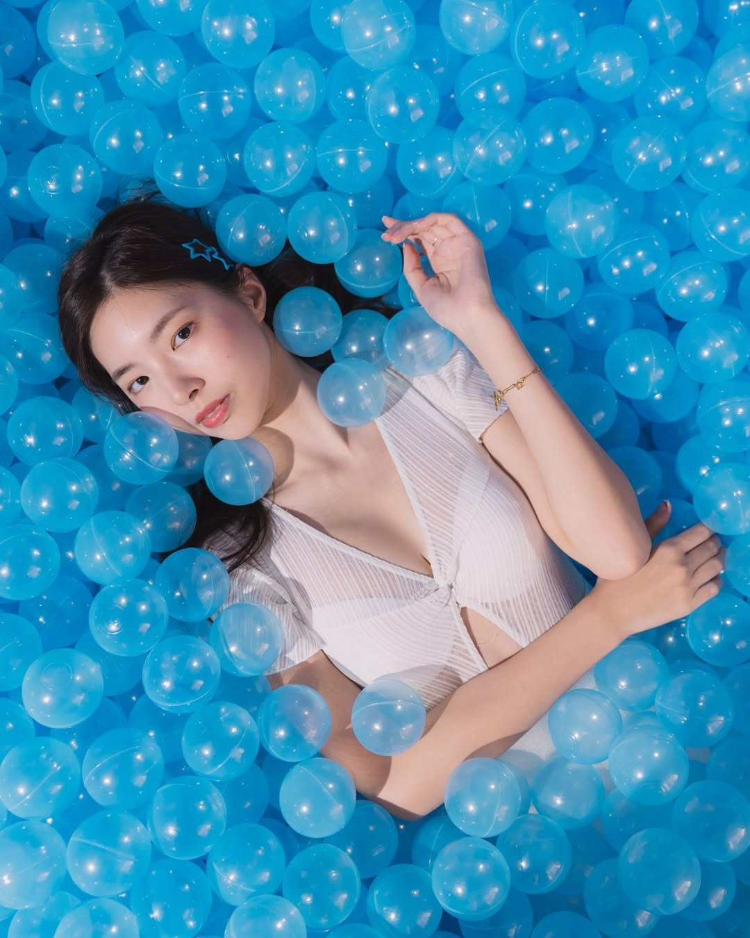【正妹】溜溜的泳装球池写真，不羁俏皮夏日里的灵动瞬间！