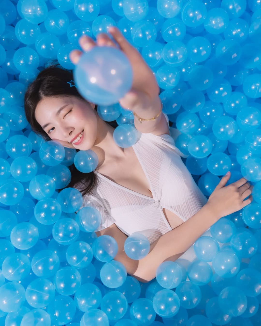 【正妹】溜溜的泳装球池写真，不羁俏皮夏日里的灵动瞬间！