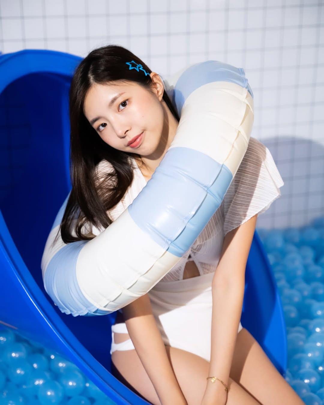 【正妹】溜溜的泳装球池写真,不羁俏皮夏日里的灵动瞬间!