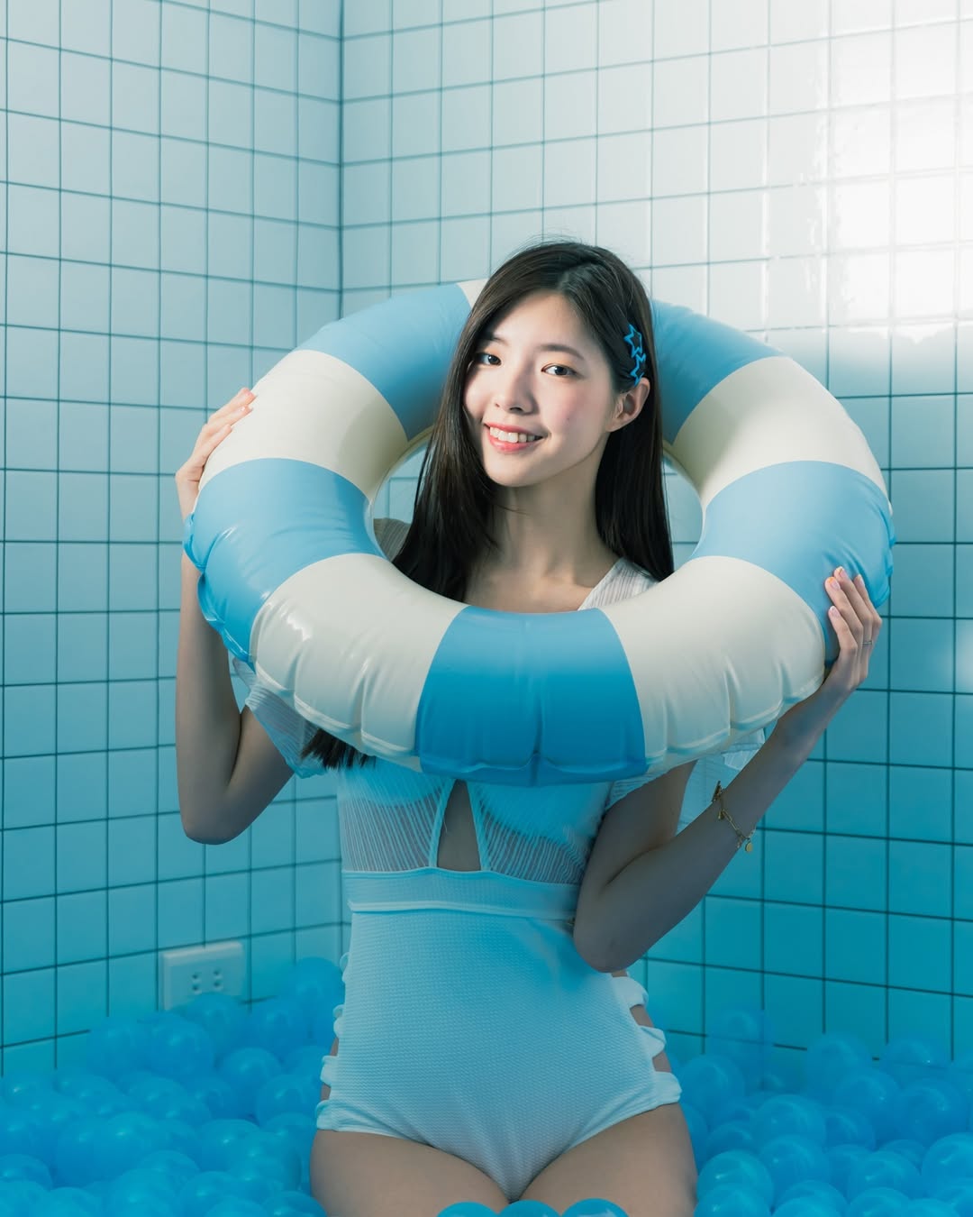 【正妹】溜溜的泳装球池写真，不羁俏皮夏日里的灵动瞬间！