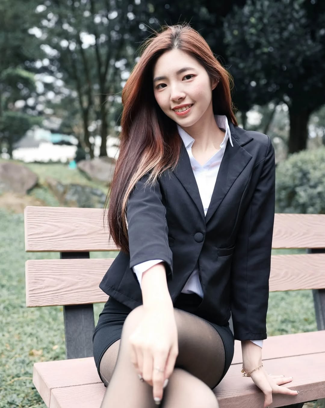 【正妹】溜溜黑丝OL职业装逛公园，职场女性韵味干练性感！