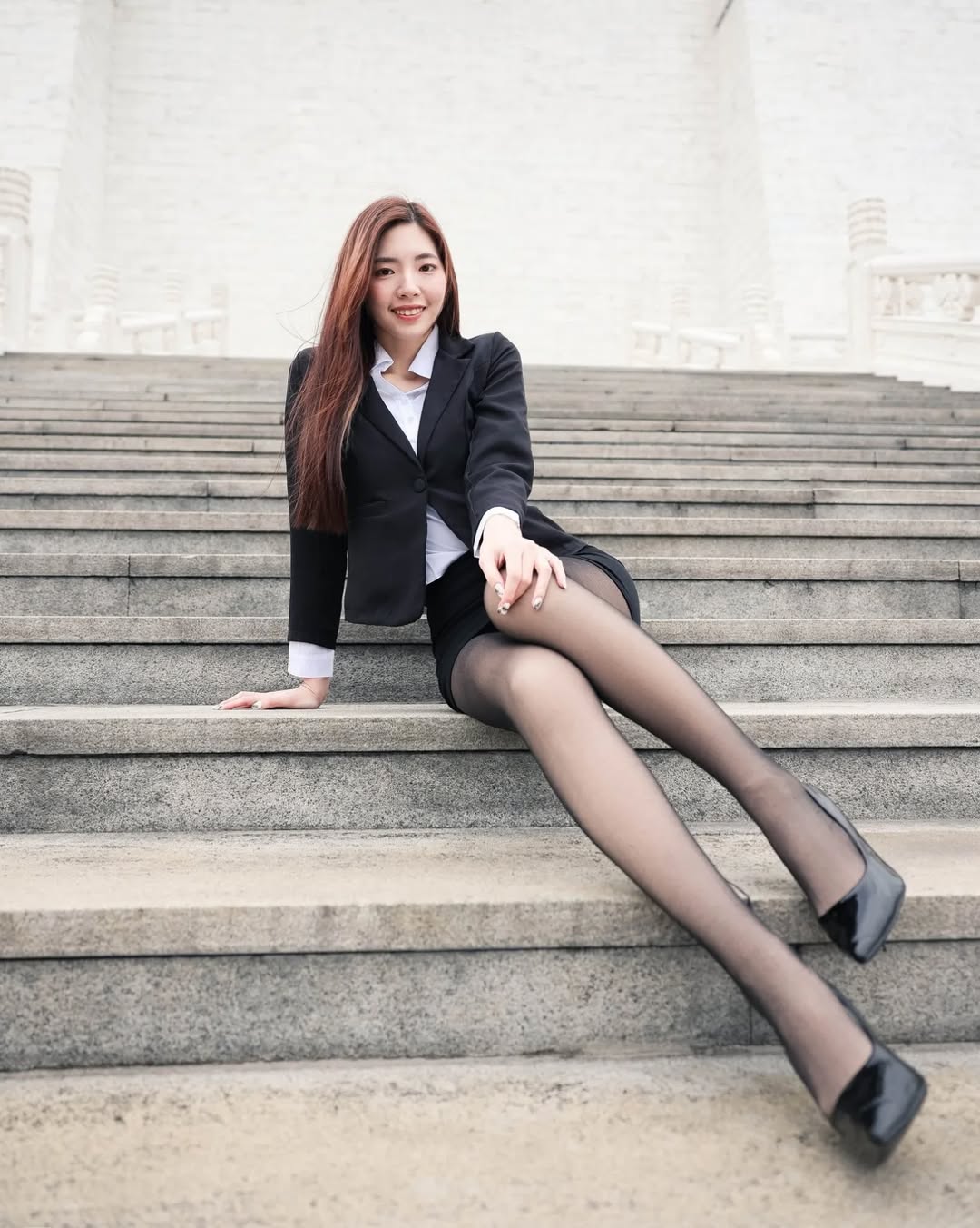 【正妹】溜溜黑丝OL职业装逛公园，职场女性韵味干练性感！