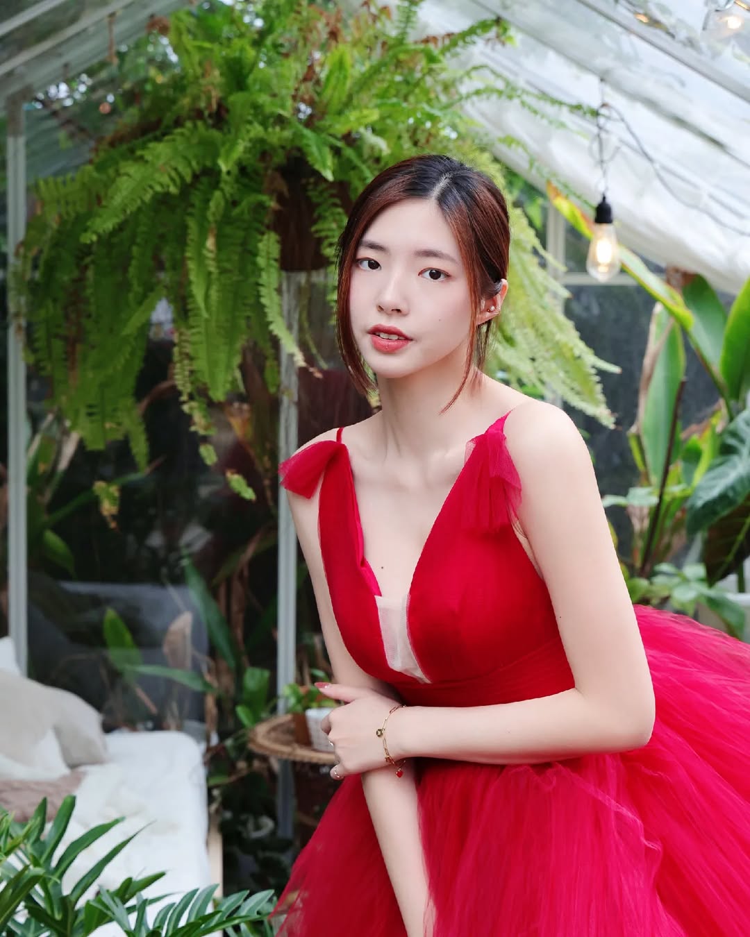 【正妹】溜溜的独特韵味写真，玫瑰公主裙下的自信风！