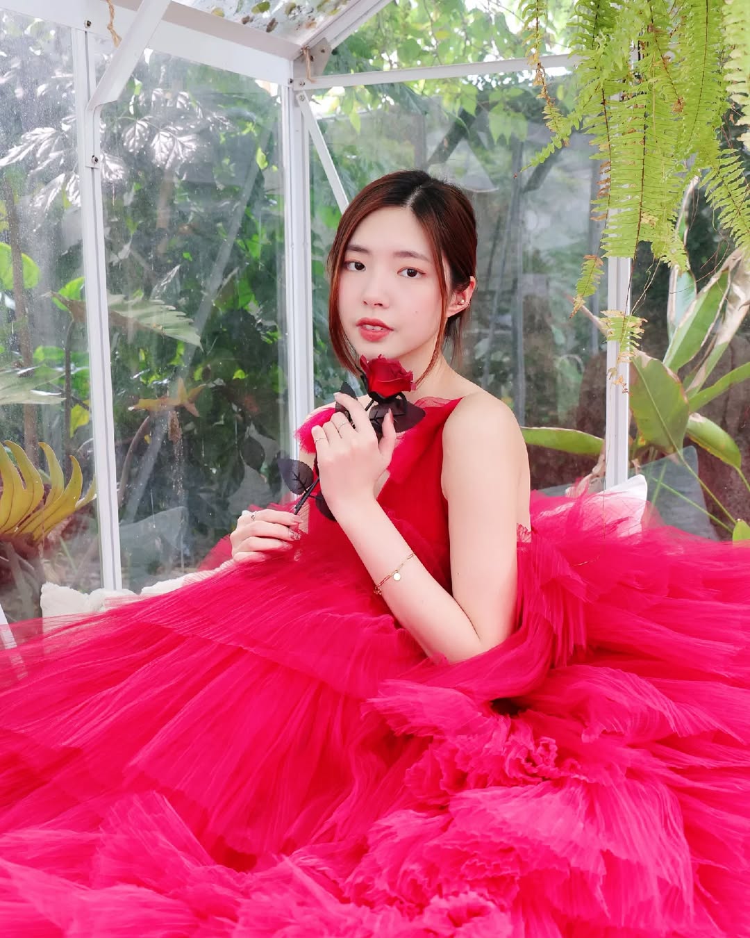 【正妹】溜溜的独特韵味写真，玫瑰公主裙下的自信风！