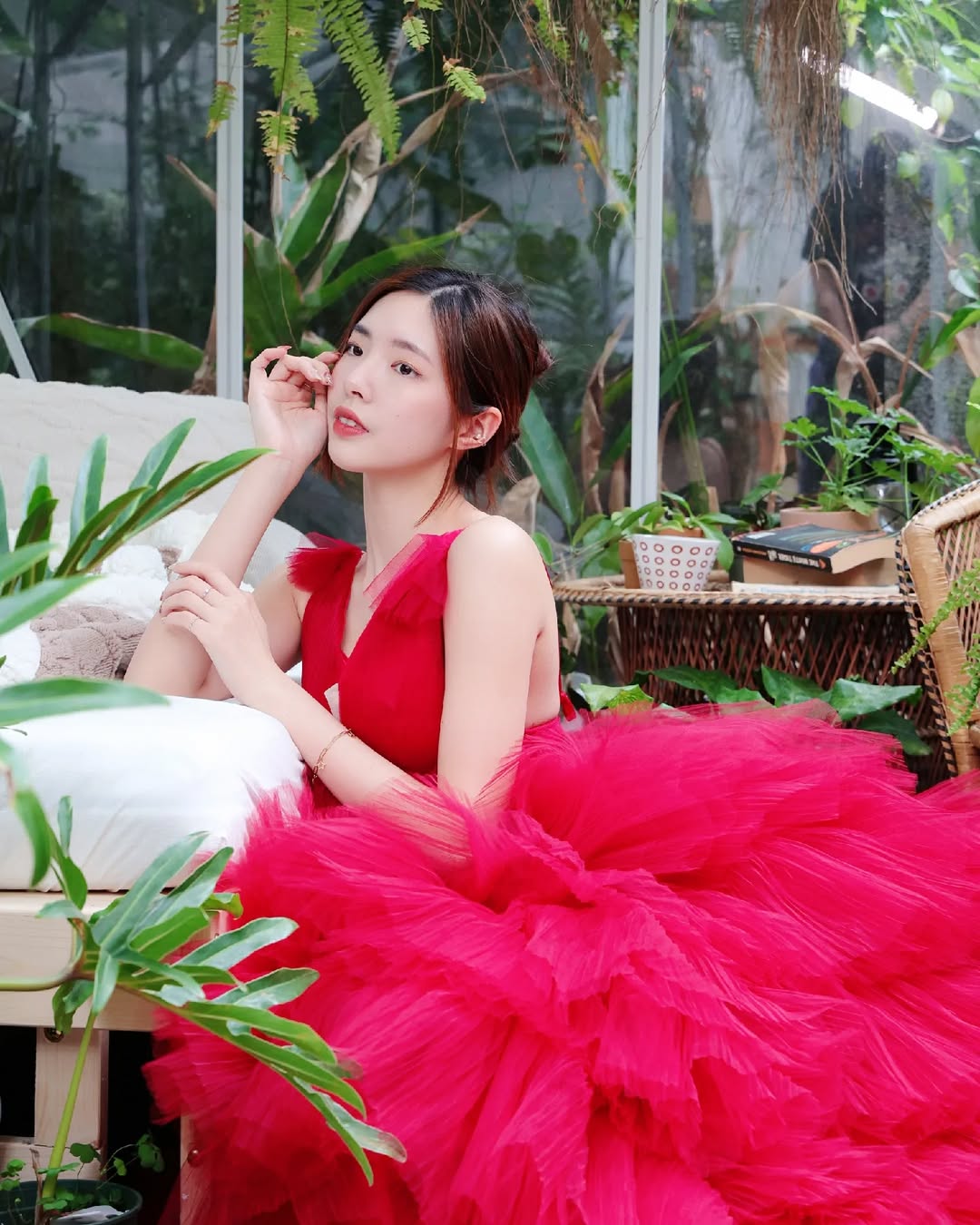 【正妹】溜溜的独特韵味写真，玫瑰公主裙下的自信风！