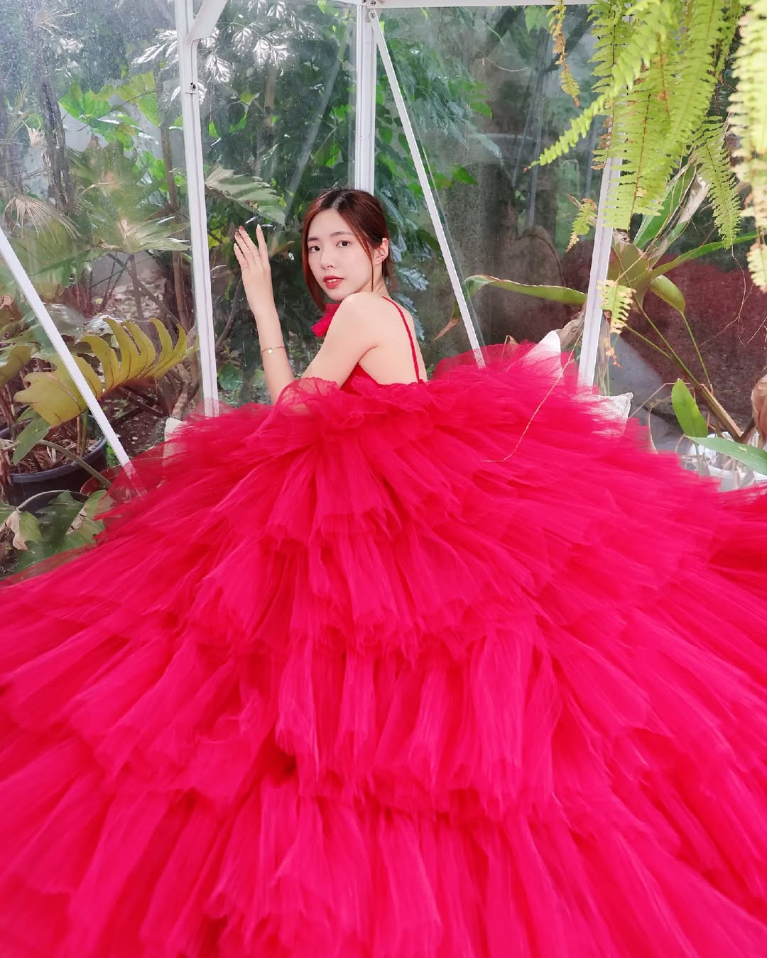 【正妹】溜溜的独特韵味写真，玫瑰公主裙下的自信风！