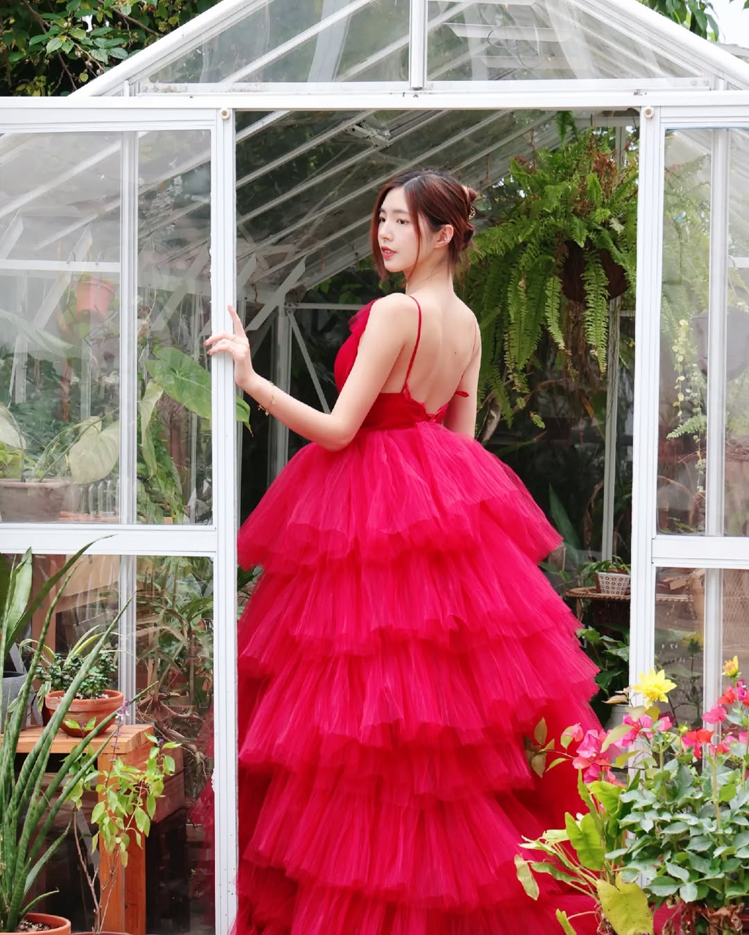 【正妹】溜溜的独特韵味写真，玫瑰公主裙下的自信风！