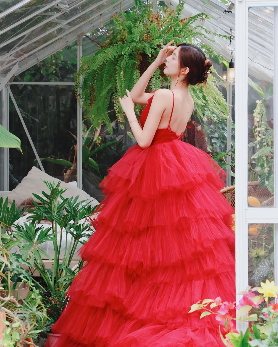 【正妹】溜溜的独特韵味写真，玫瑰公主裙下的自信风！