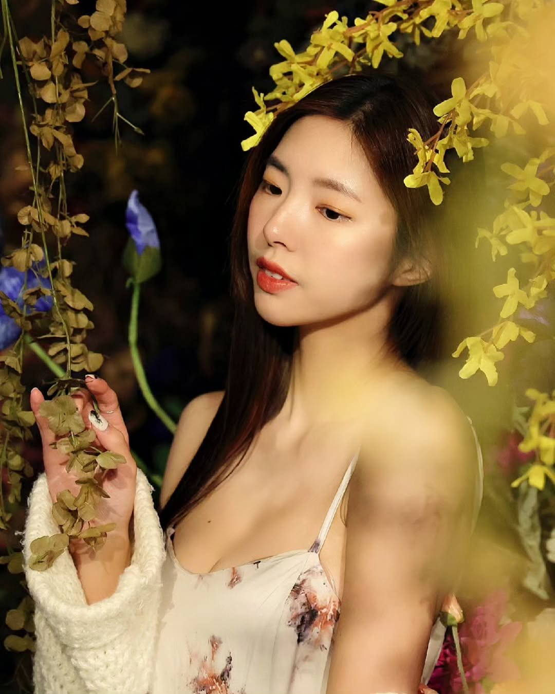 【正妹】溜溜吊带花丛中写真，青春的一种幻想与热情！