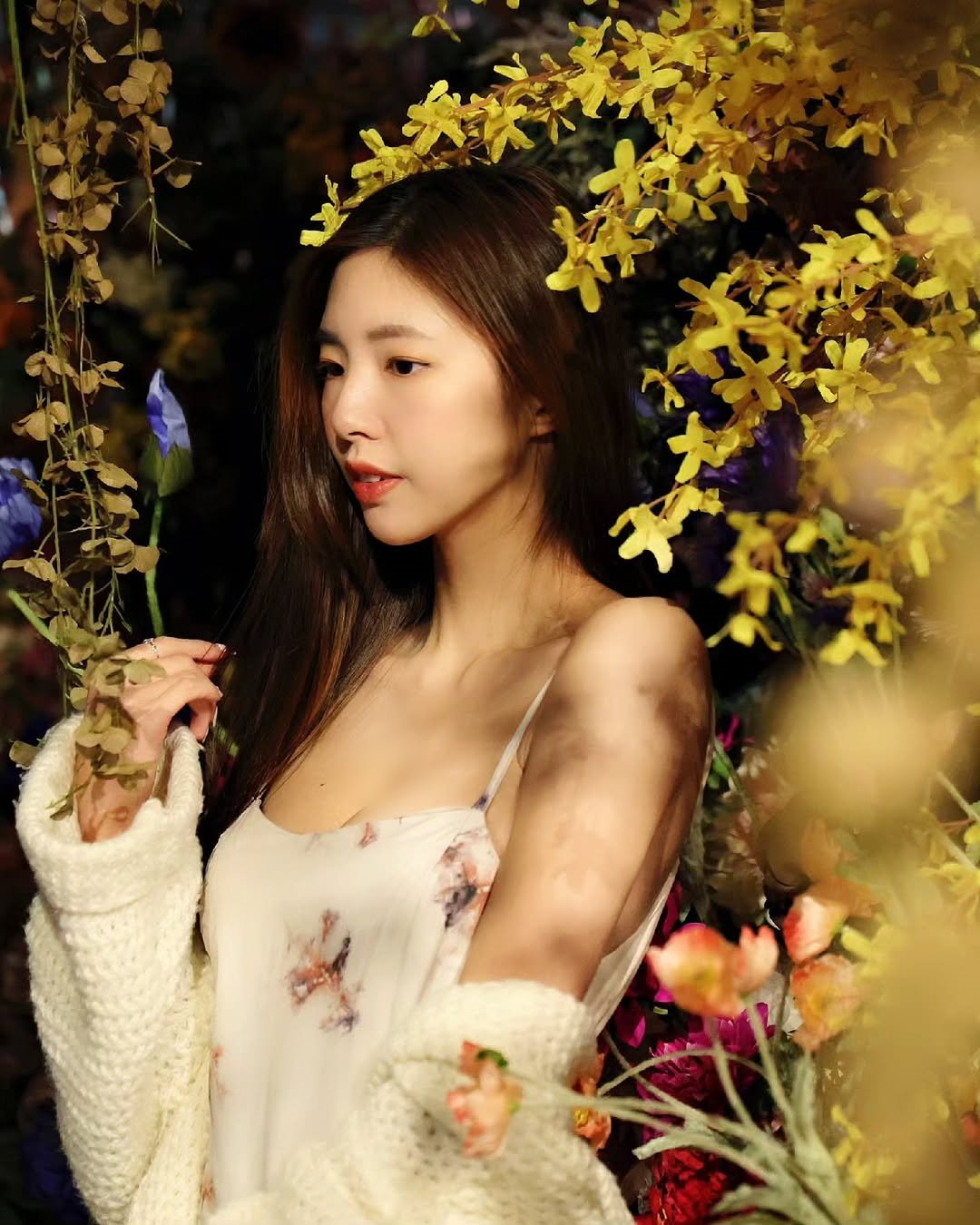 【正妹】溜溜吊带花丛中写真，青春的一种幻想与热情！