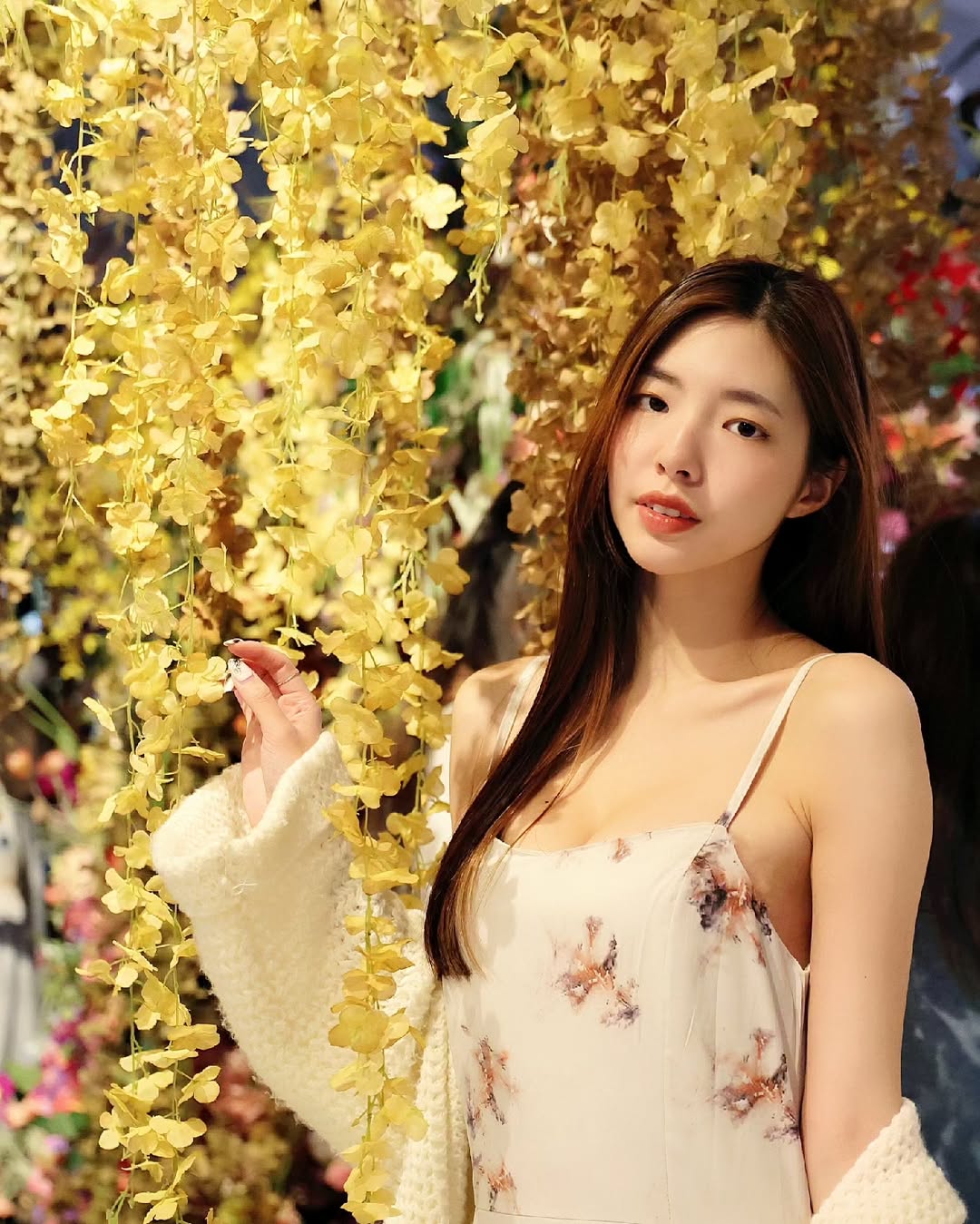 【正妹】溜溜吊带花丛中写真，青春的一种幻想与热情！